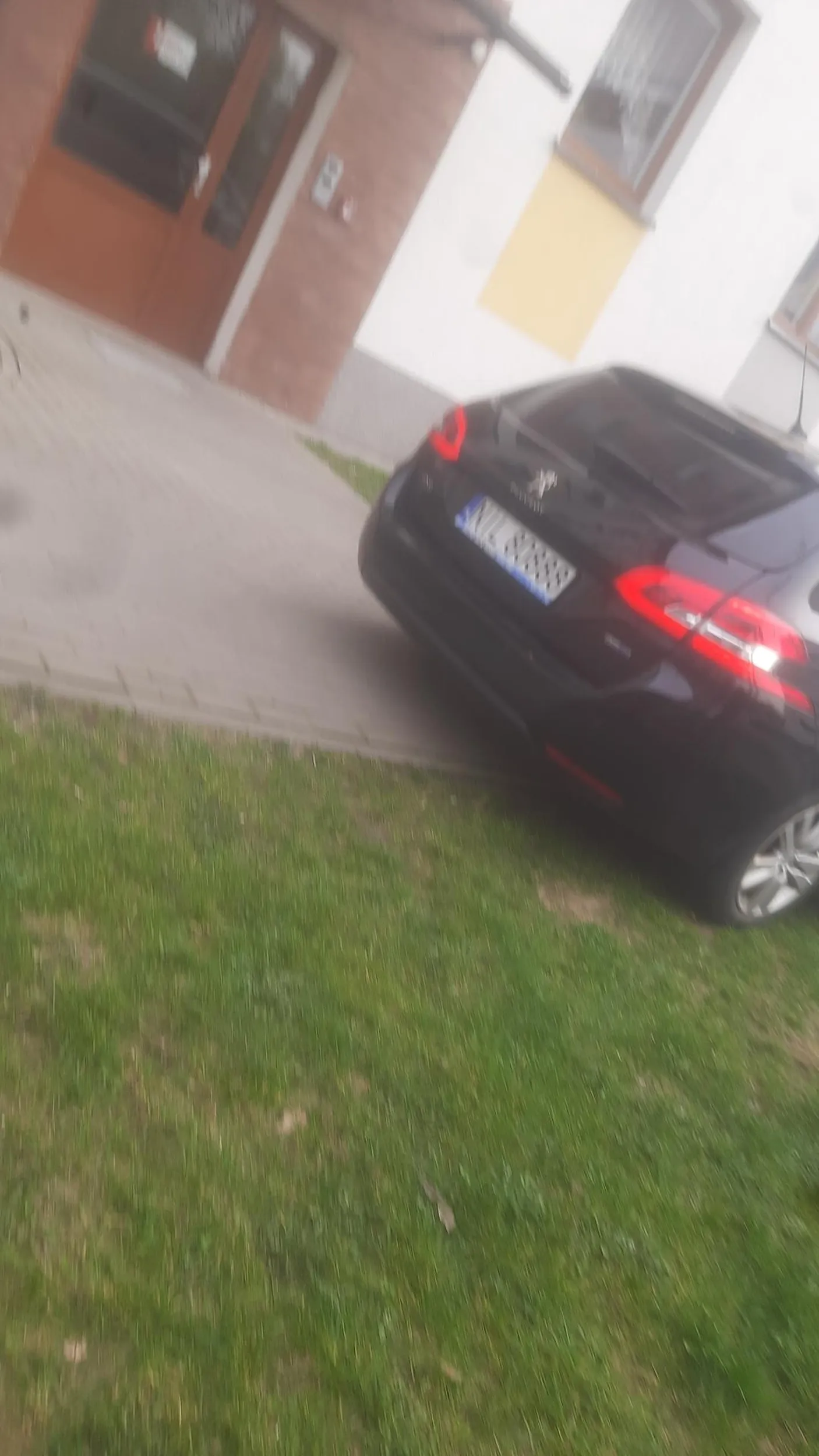 Parkowanie na chodniku oraz na trawniku. Chamstwo.