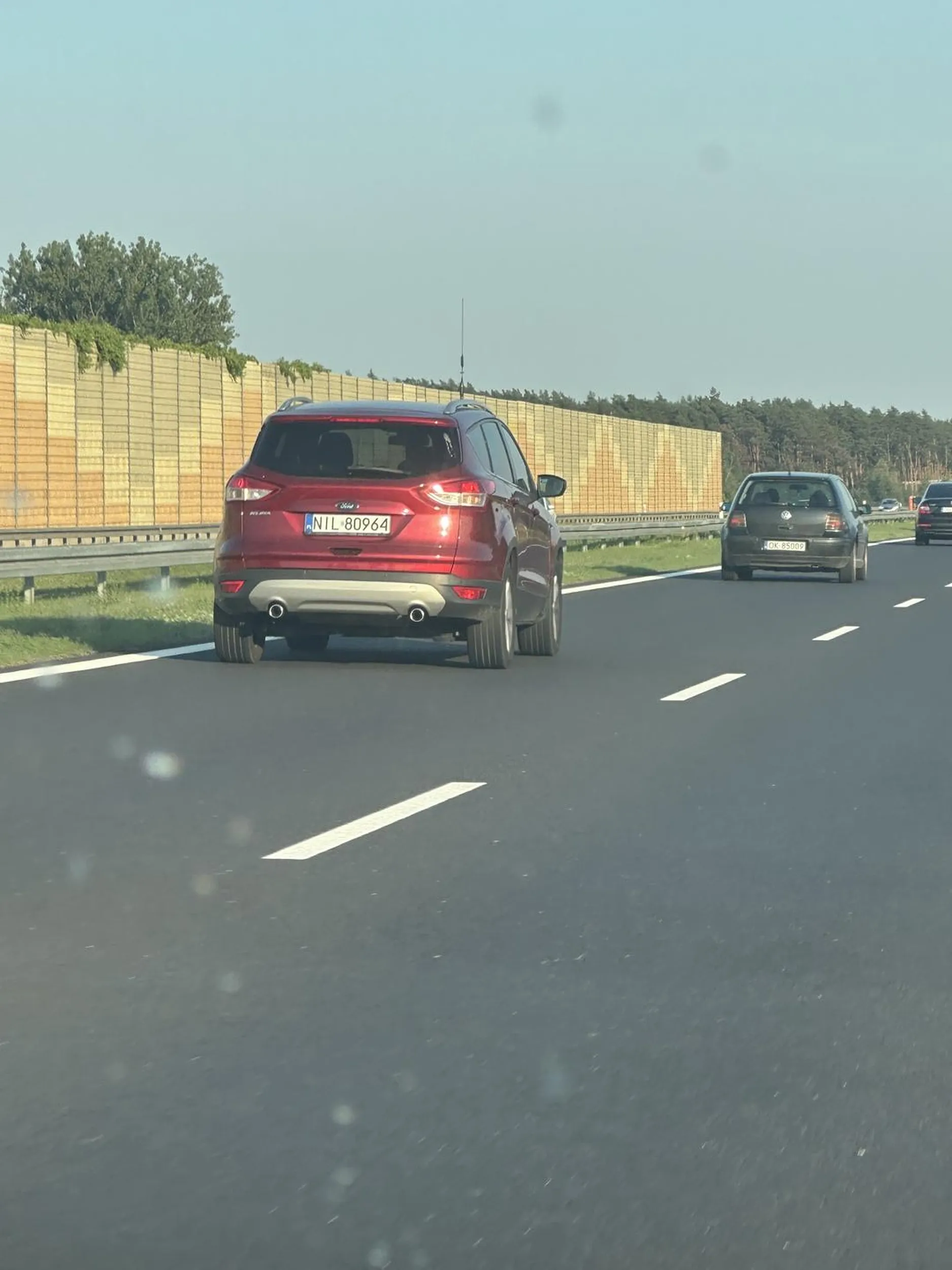 Kolega ma problem z zachowaniem odstępu na autostradzie, siedzi na dupie i nawet jak dostaje płynem do spryskiwaczy nie ogarnia rzeczywistości