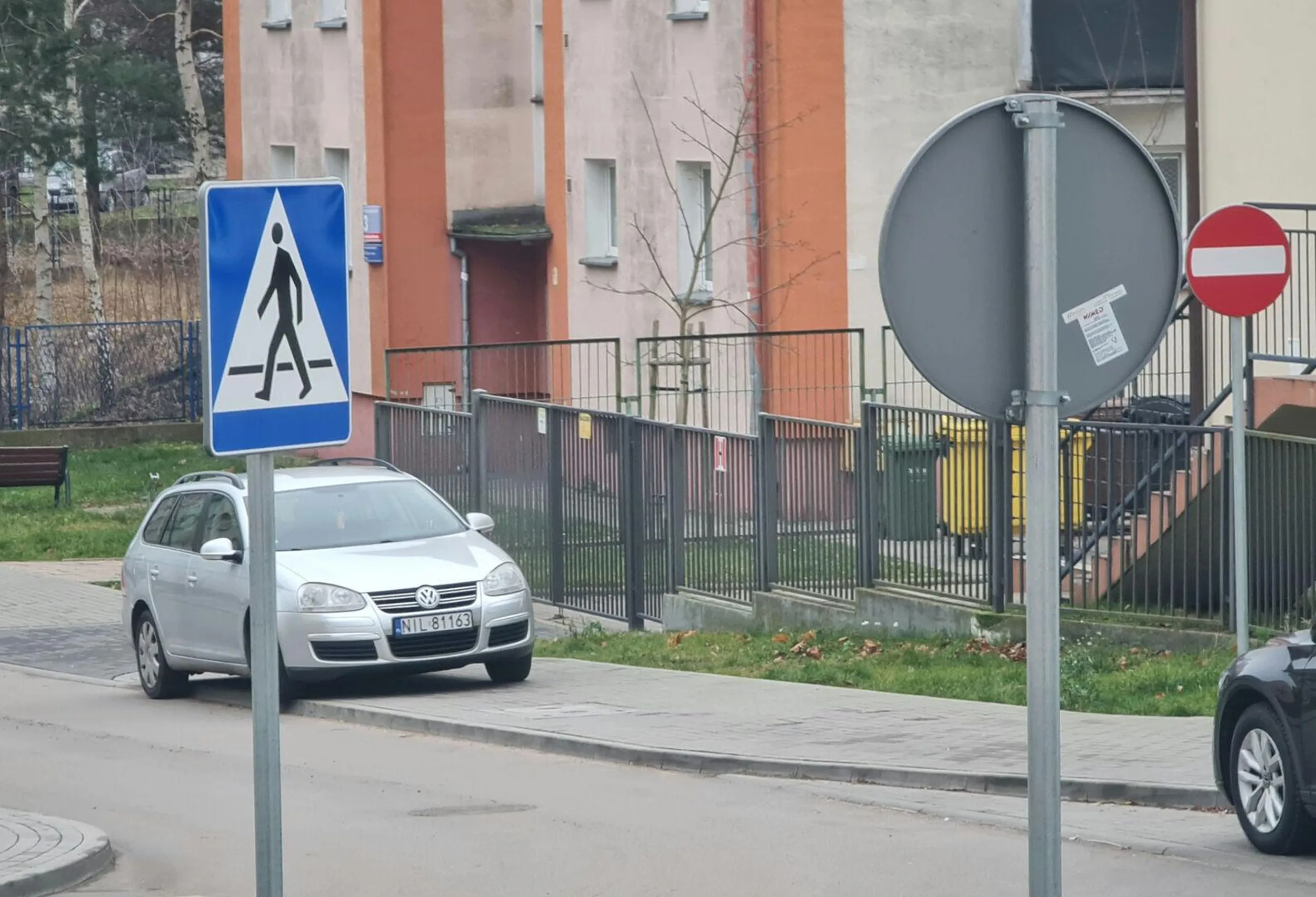 Po co parkować zgodnie z przepisami, nie utrudniając pieszym życia i nie niszcząc nowo wyremontowanych chodników? No właśnie, właściciel tego auta nie ma takich przemyśleń, ameba umysłowa i samolub.