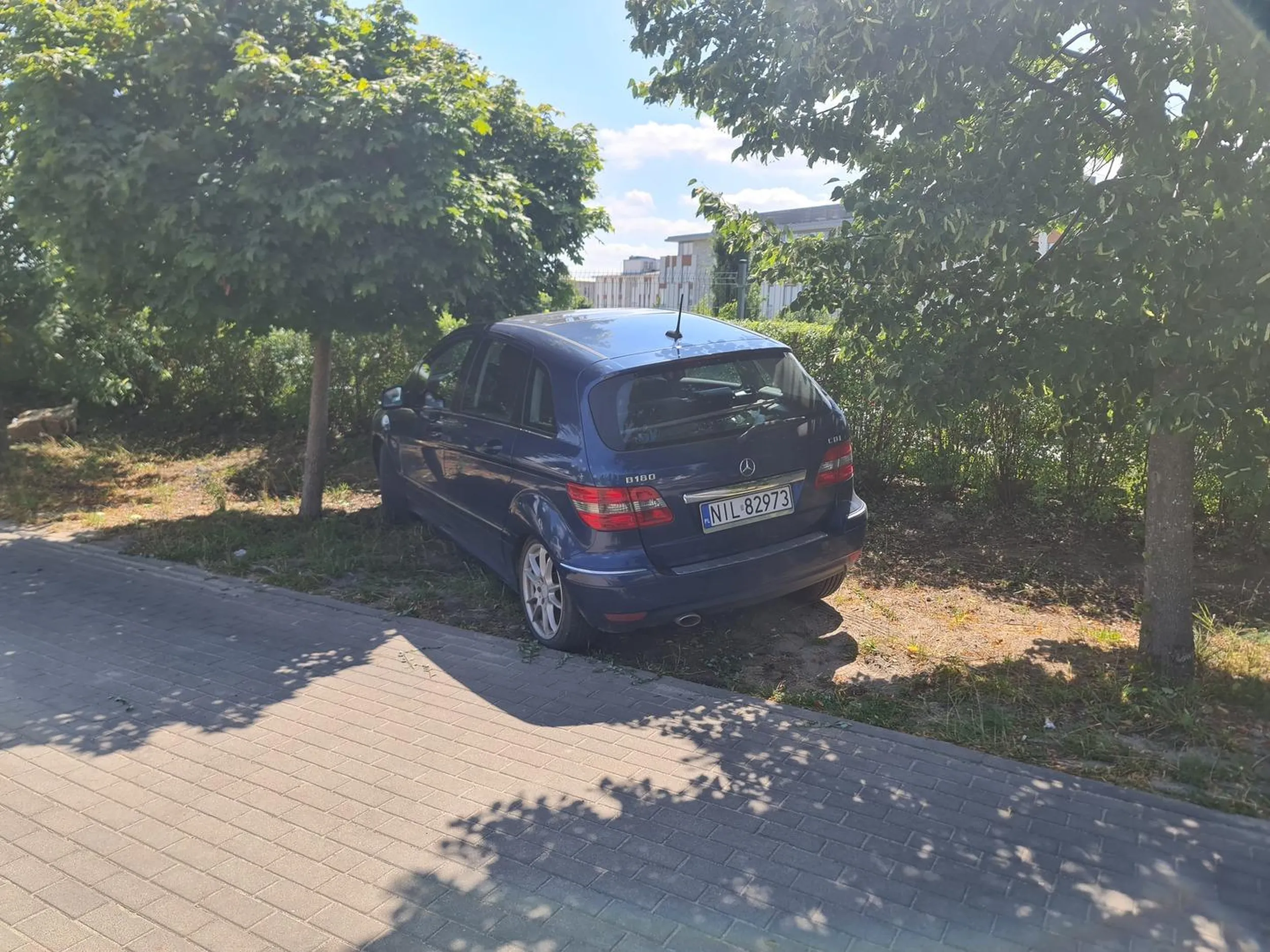 Kierowca chyba chory człowiek, bo parkowanie 100m dalej mu nie pasuje, i musi stanąć gdziekolwiek, ale jak najbliżej. Jechać z takimi cepami.