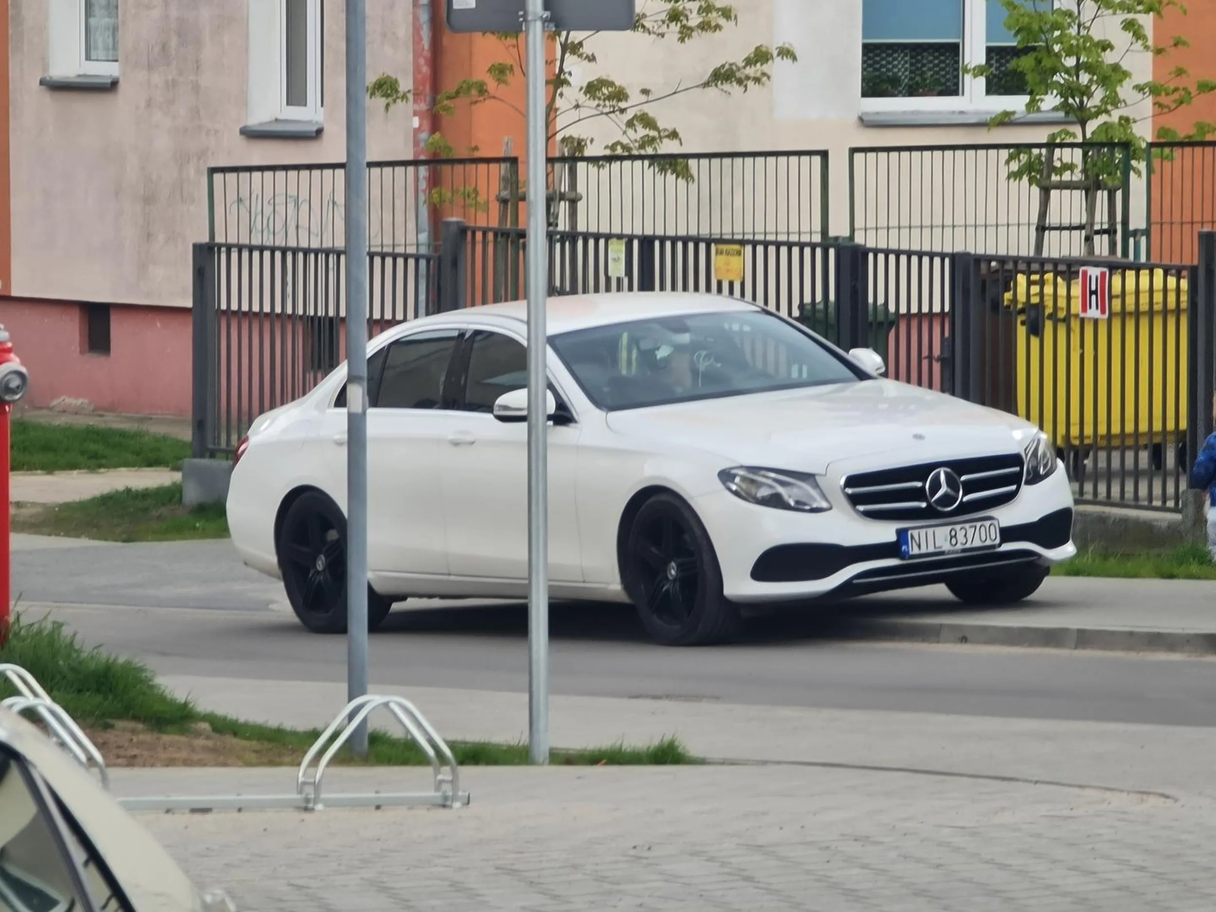 Zastawianie przejazdu, oraz przejścia dla pieszych, bo trzeba kaszojada odebrać. Śmieć do utylizacji.