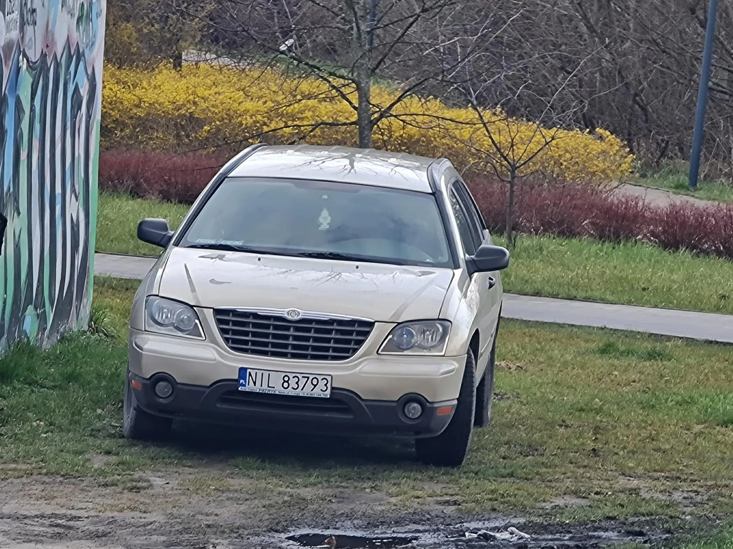 Parkowanie całkowicie na trawniku. Jak widać na foto, trawnik już się zamienia w rozjechany syf. Tępić takie łajzy, może się nauczą jak żyć w społeczeństwie.