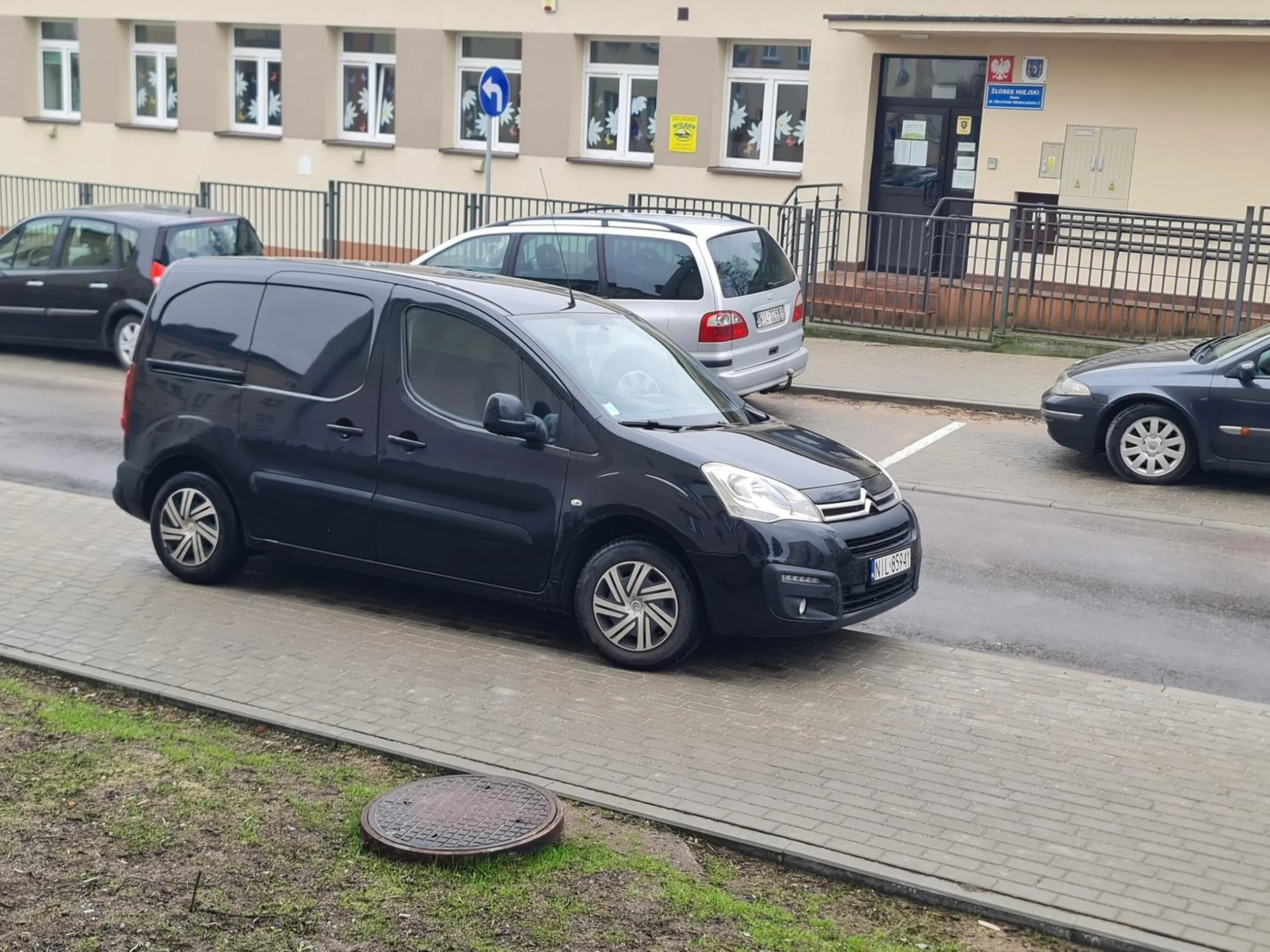 Jazda pod prąd, parkowanie i zastawianie połowy chodnika, oraz połowy jezdni tak, że nie można normalnie przejechać. A to wszystko aby zaparkować trochę bliżej żłobka, i odebrać kaszojada. Ludzie czy was do reszty popieprzyło?