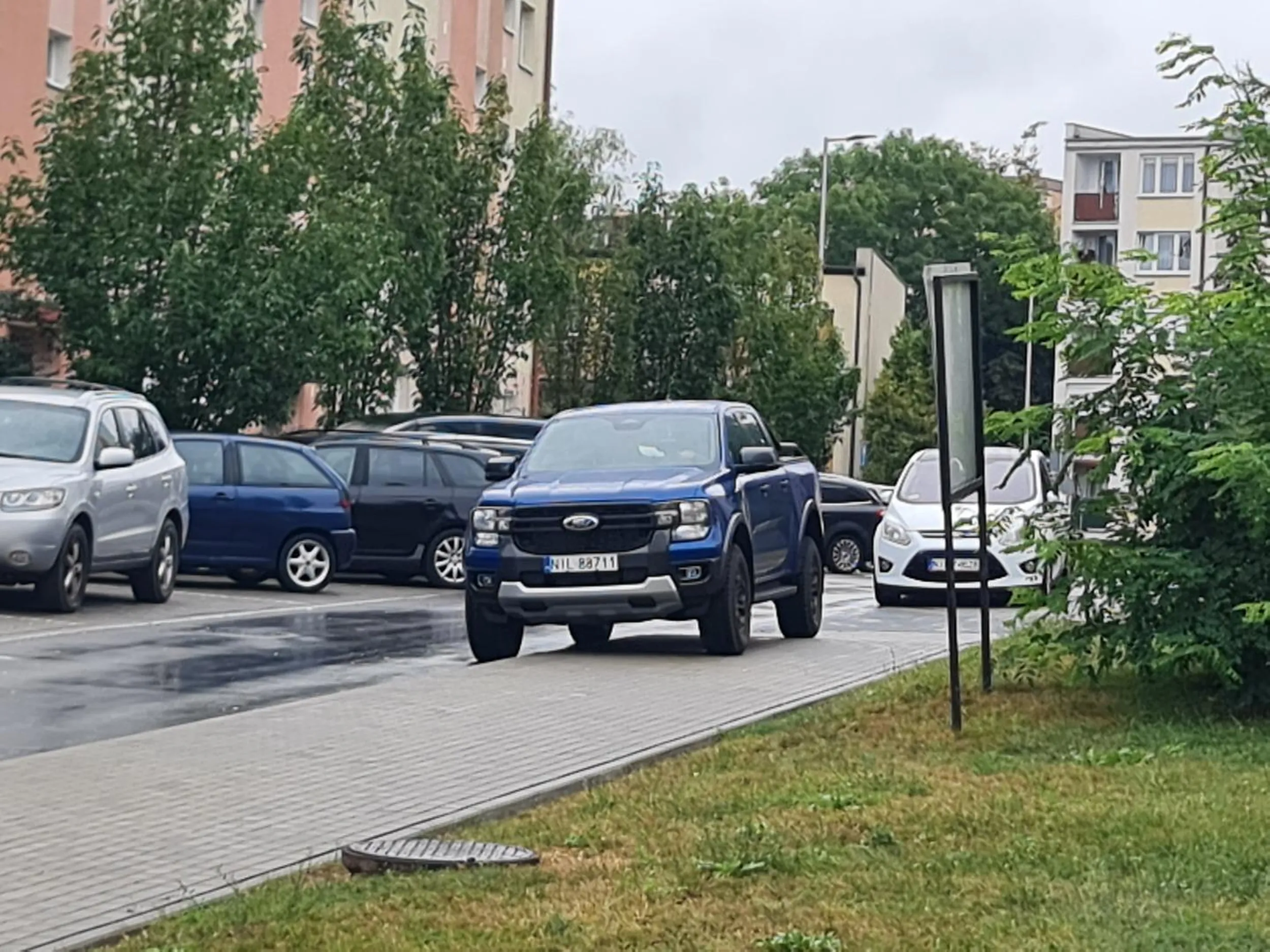 Wielka fura, mały fiutek i mózg jak widać oczywiście. Walnięty cep, który myśli że wszystko mu wolno. Polecam zgłaszać na policję.