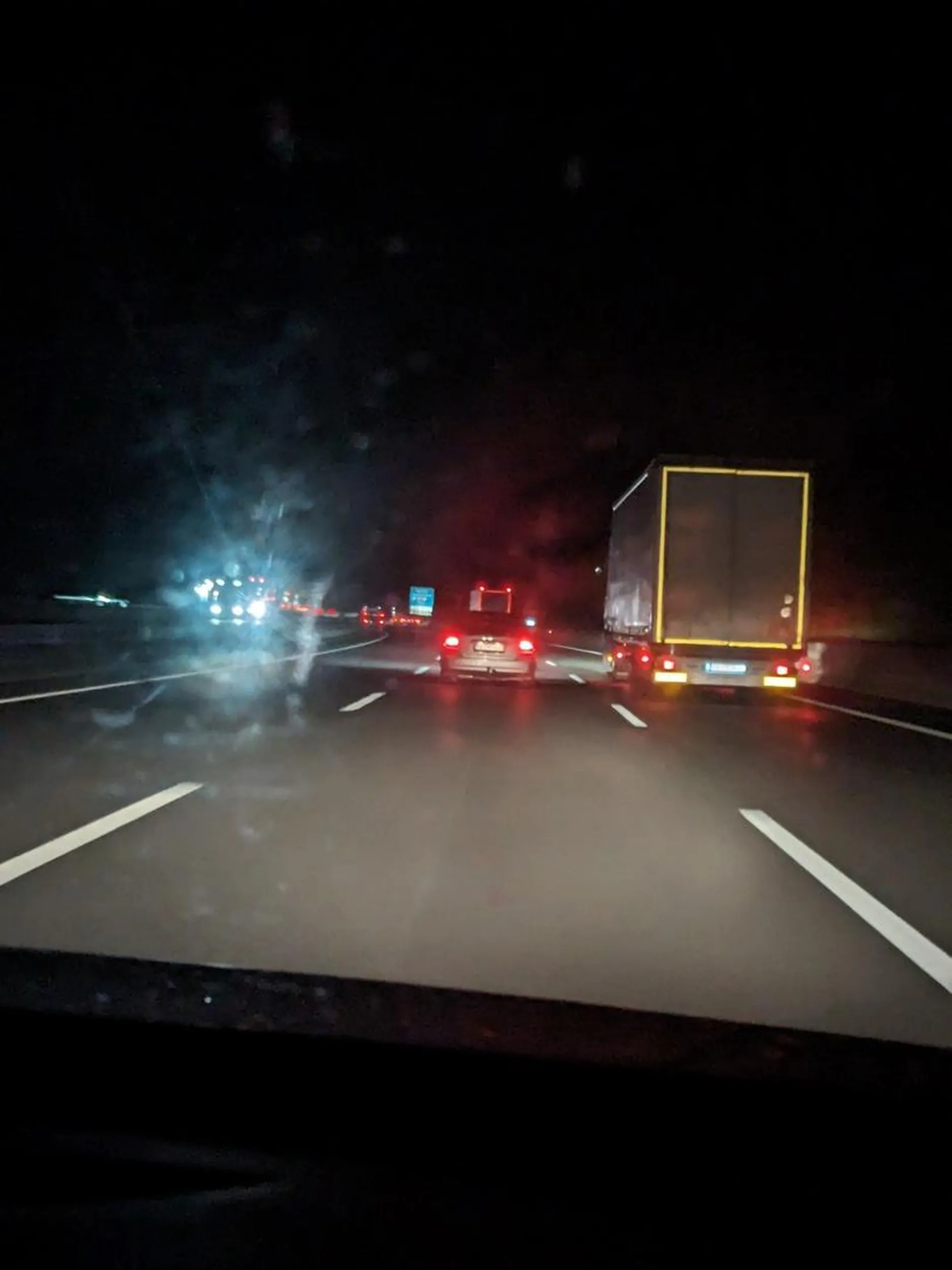 Bawi się w szeryfa na zagranicznych autostradach i świeci długimi