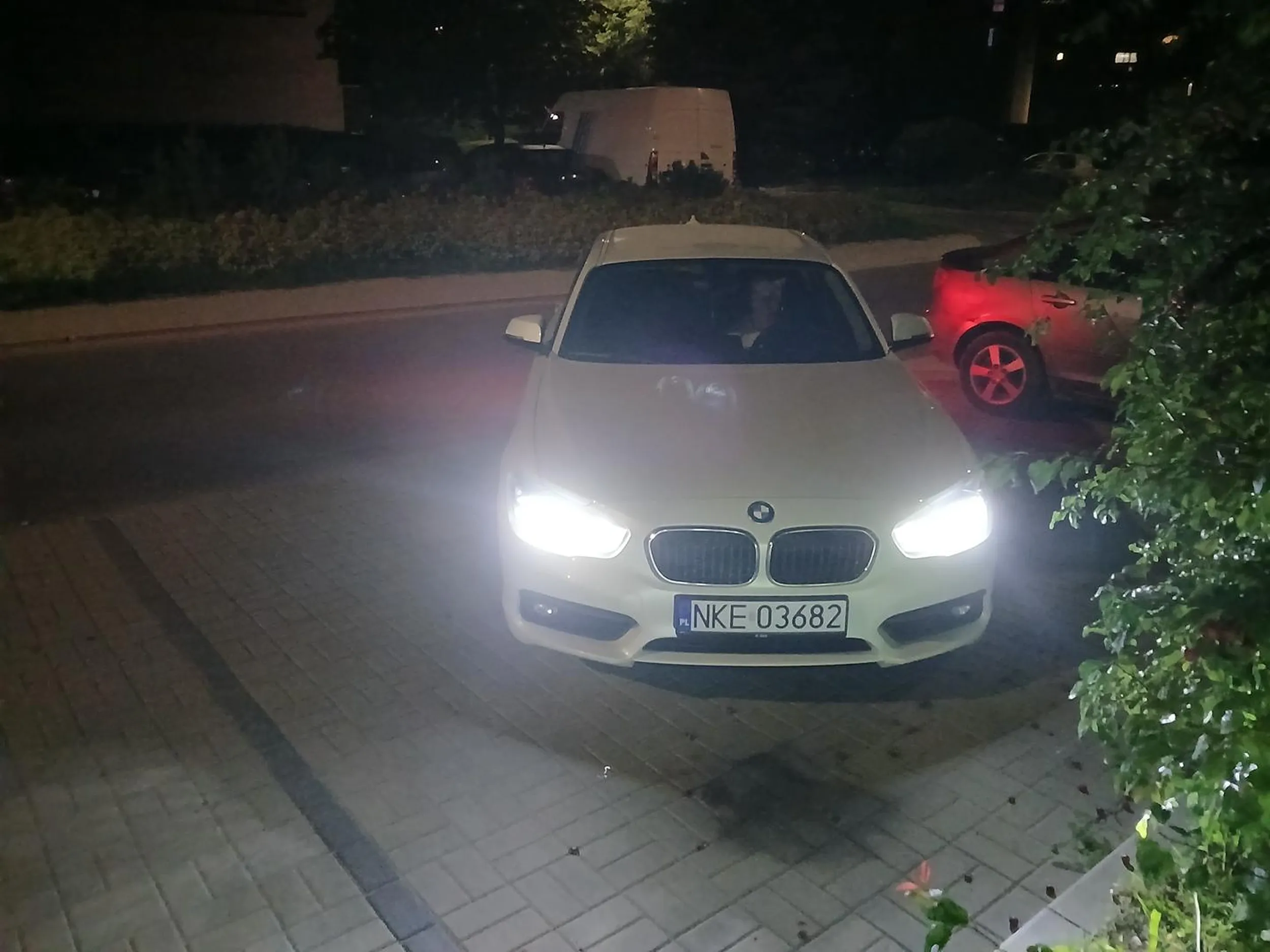 Kierowca nie potrafi parkować, oraz mryga długimi, gdy jedzie do tyłu, dziwny gość nie pozdrawiam