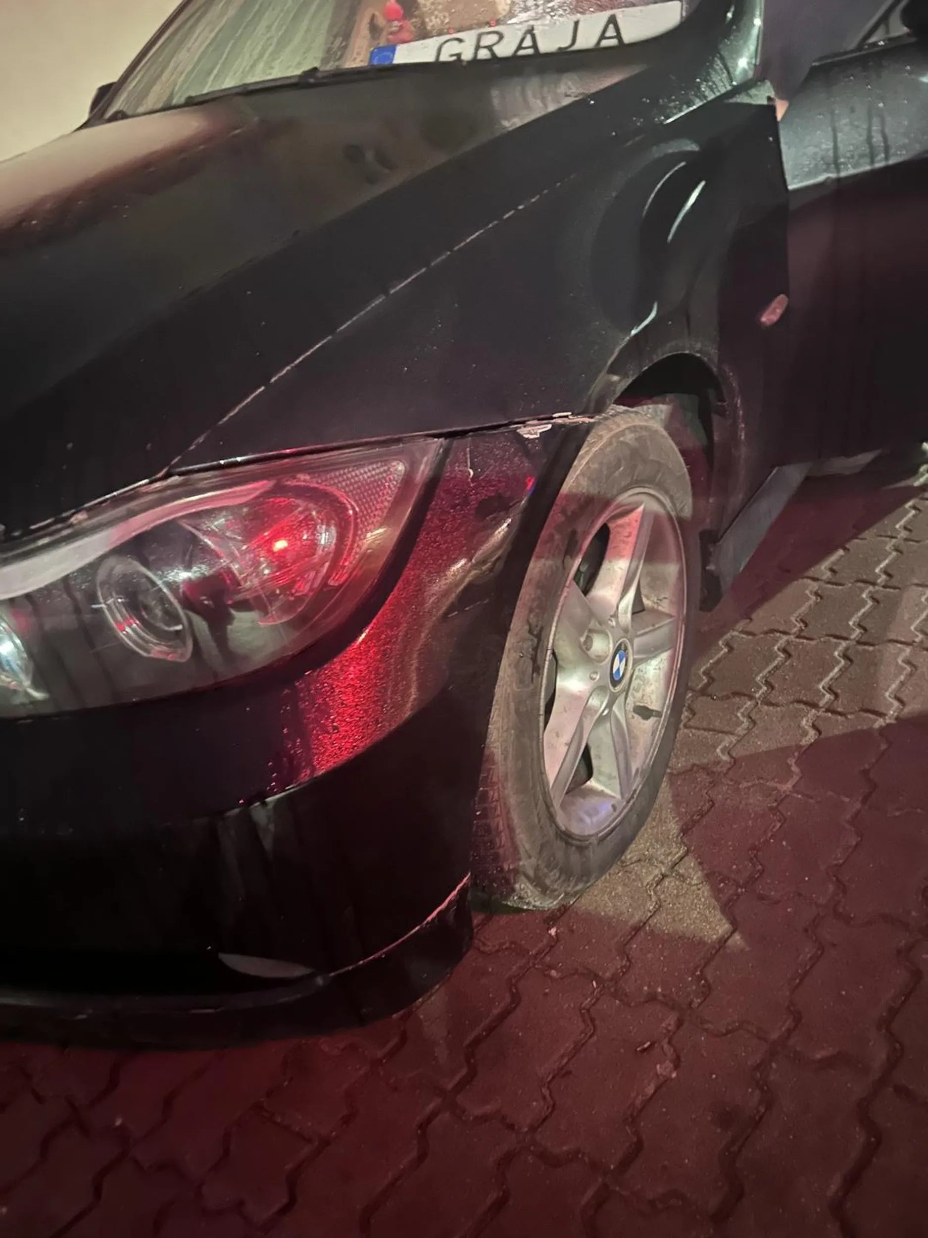 Kobieta dwa razy cofnęła w samochód, gdyby nikt nie wyszedł, cofałaby jeszcze kilka razy, bo w ostatnim momencie przed trzecim uderzeniem została powstrzymana. Tłumaczyła, że myślała, że to krawężnik. Radzę uważać na drodze…