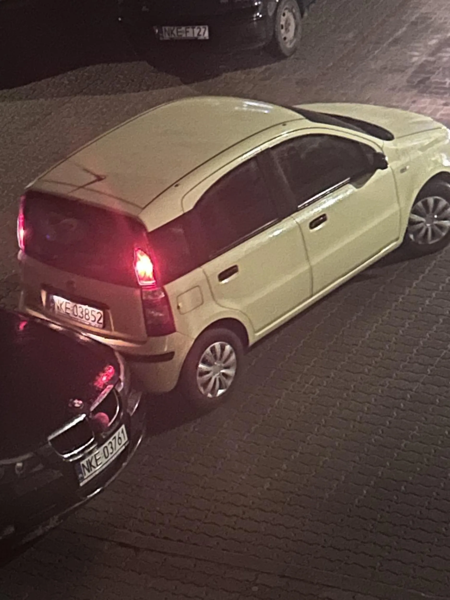 Kobieta dwa razy cofnęła w samochód, gdyby nikt nie wyszedł, cofałaby jeszcze kilka razy, bo w ostatnim momencie przed trzecim uderzeniem została powstrzymana. Tłumaczyła, że myślała, że to krawężnik. Radzę uważać na drodze…