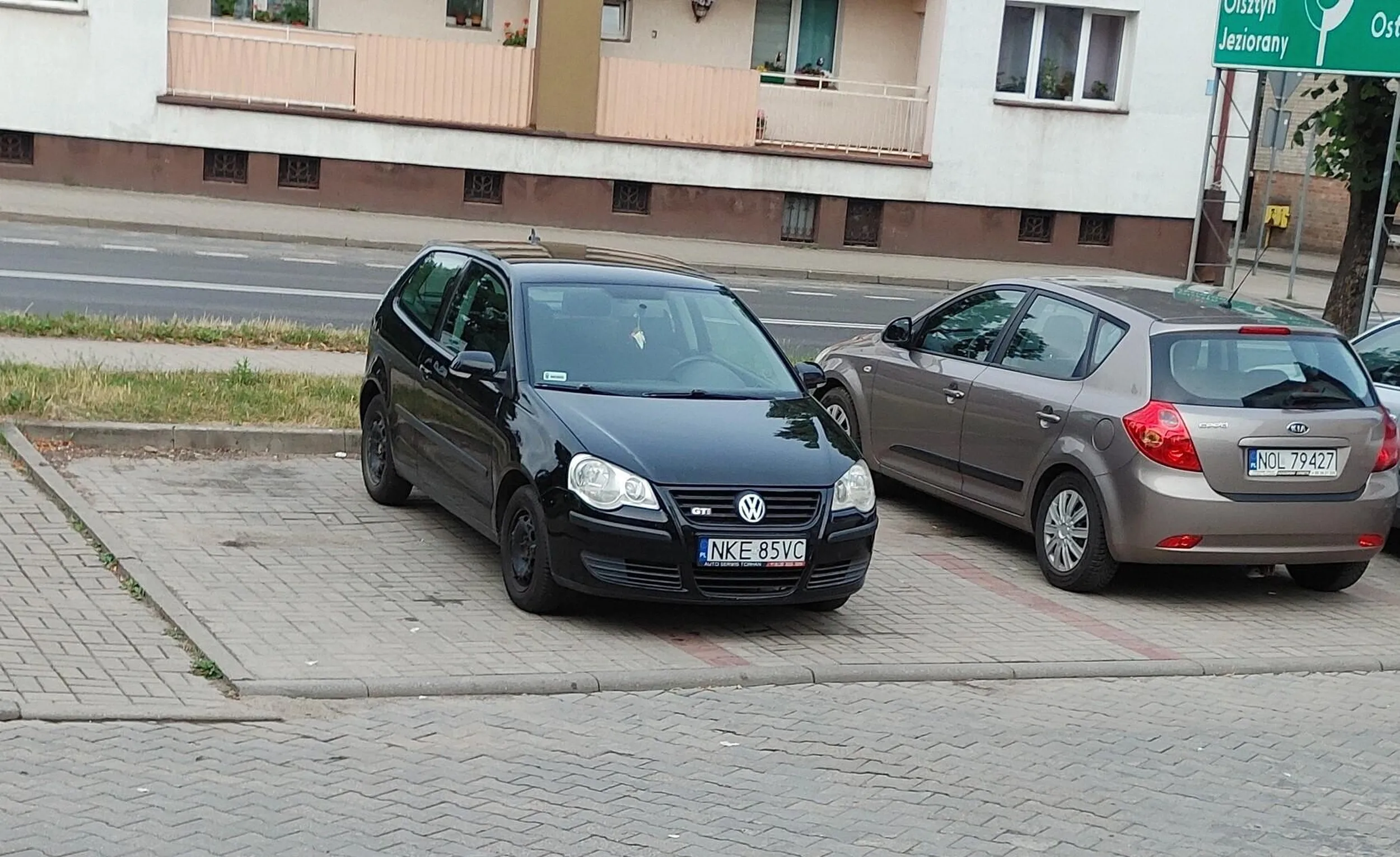 Radze Pani poćwiczyć parkowanie bo kiepsko to idzie. Jeden samochód na dwóch miejscach tak że nikt sie wiecej nie zmieści, a Pani poszła gdzies jakby nigdy nic.