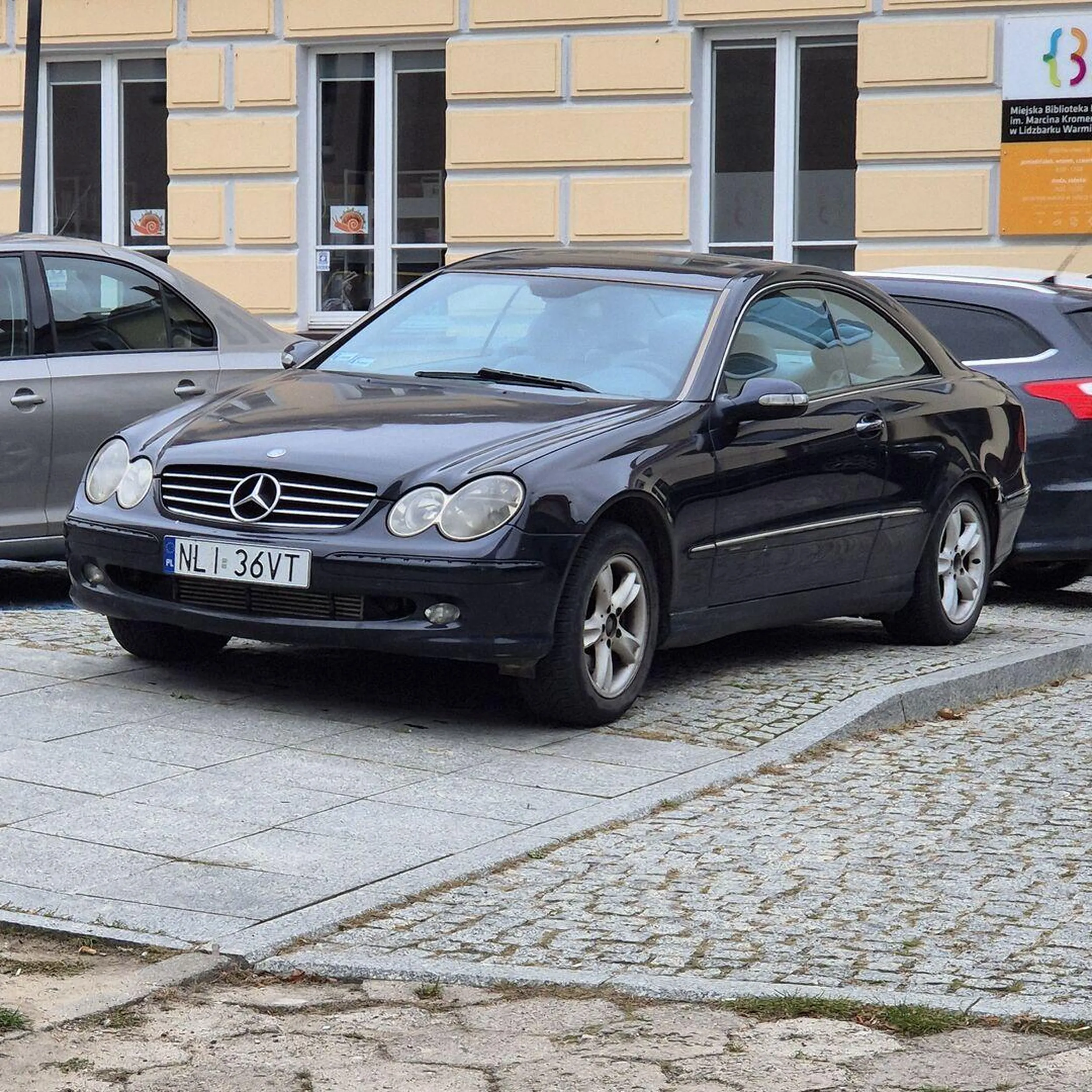 2.10.2024  Lidzbark Warminski ulica Ratuszową ledwo co po remoncie ale już jakiś  łós musi niszczyć infrastrukturę parkując swoim smrodowozem  z niemiec parkujac w miejscu do tego nie przeznaczonym - szkoda publicznych pieniędzy...