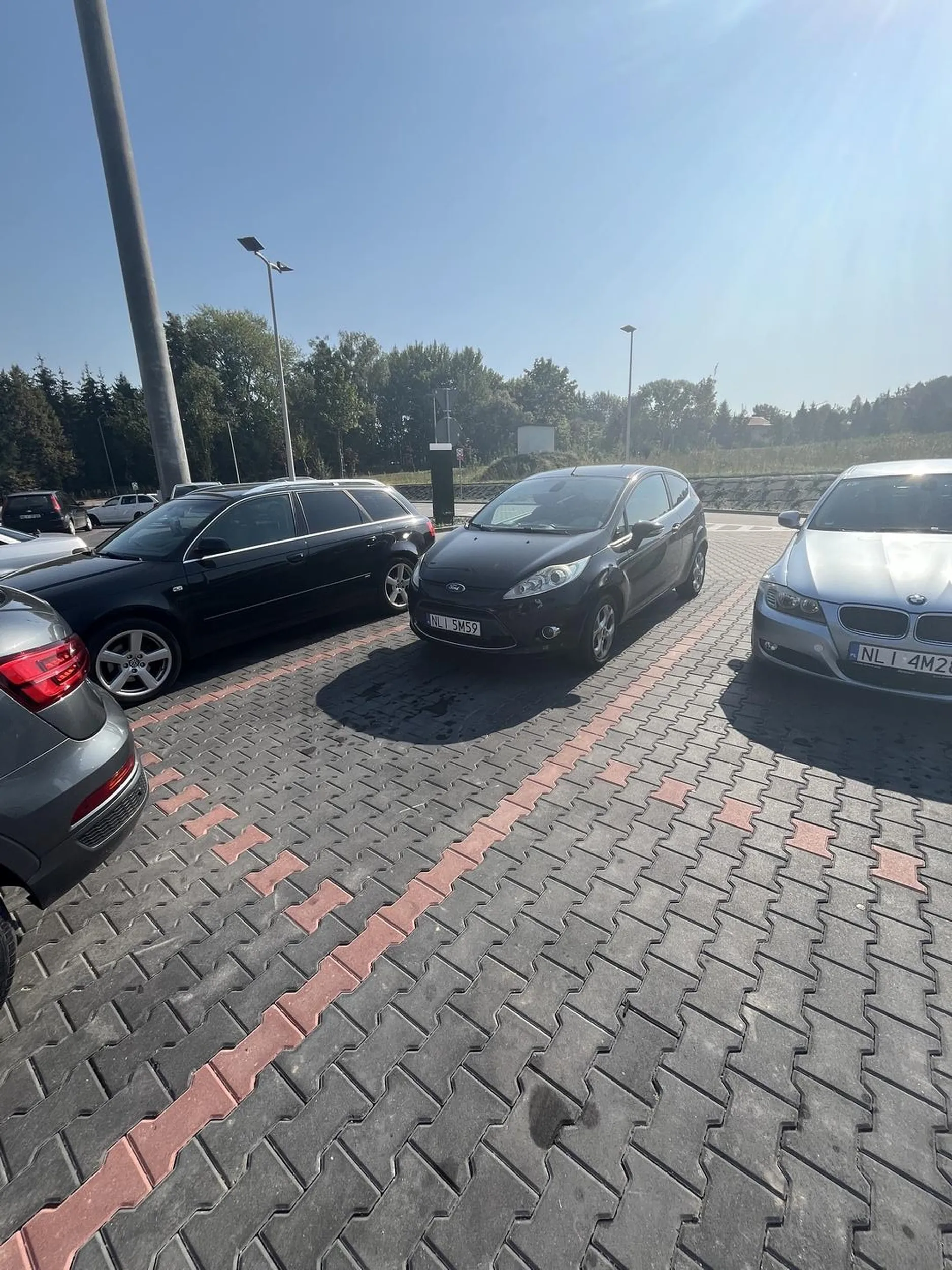 Dupa wystaje na 3 metry