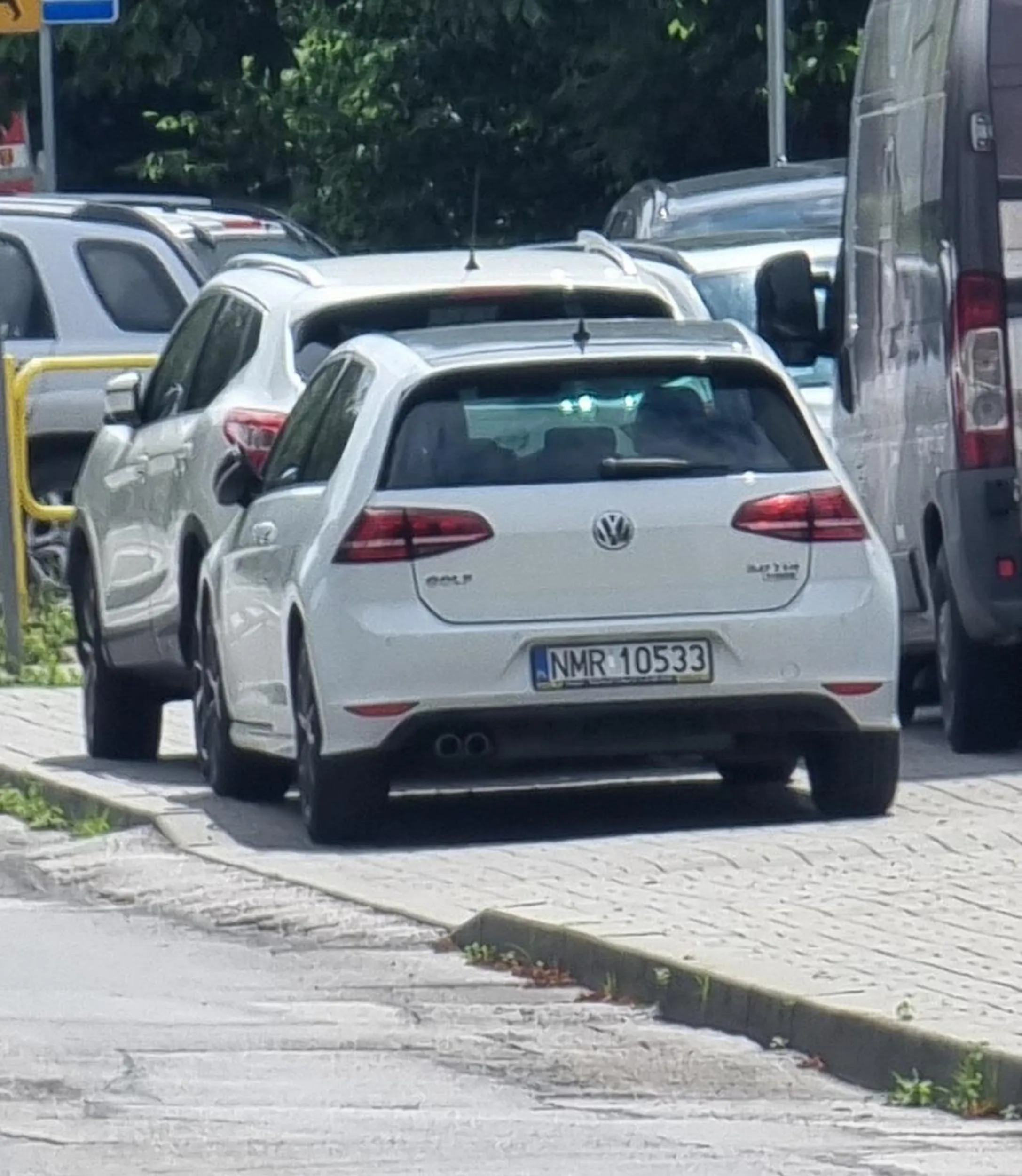 Szlachta parkuję na całej szerokości chodnika, a ludzie muszą omijać schodząc na drogę...
