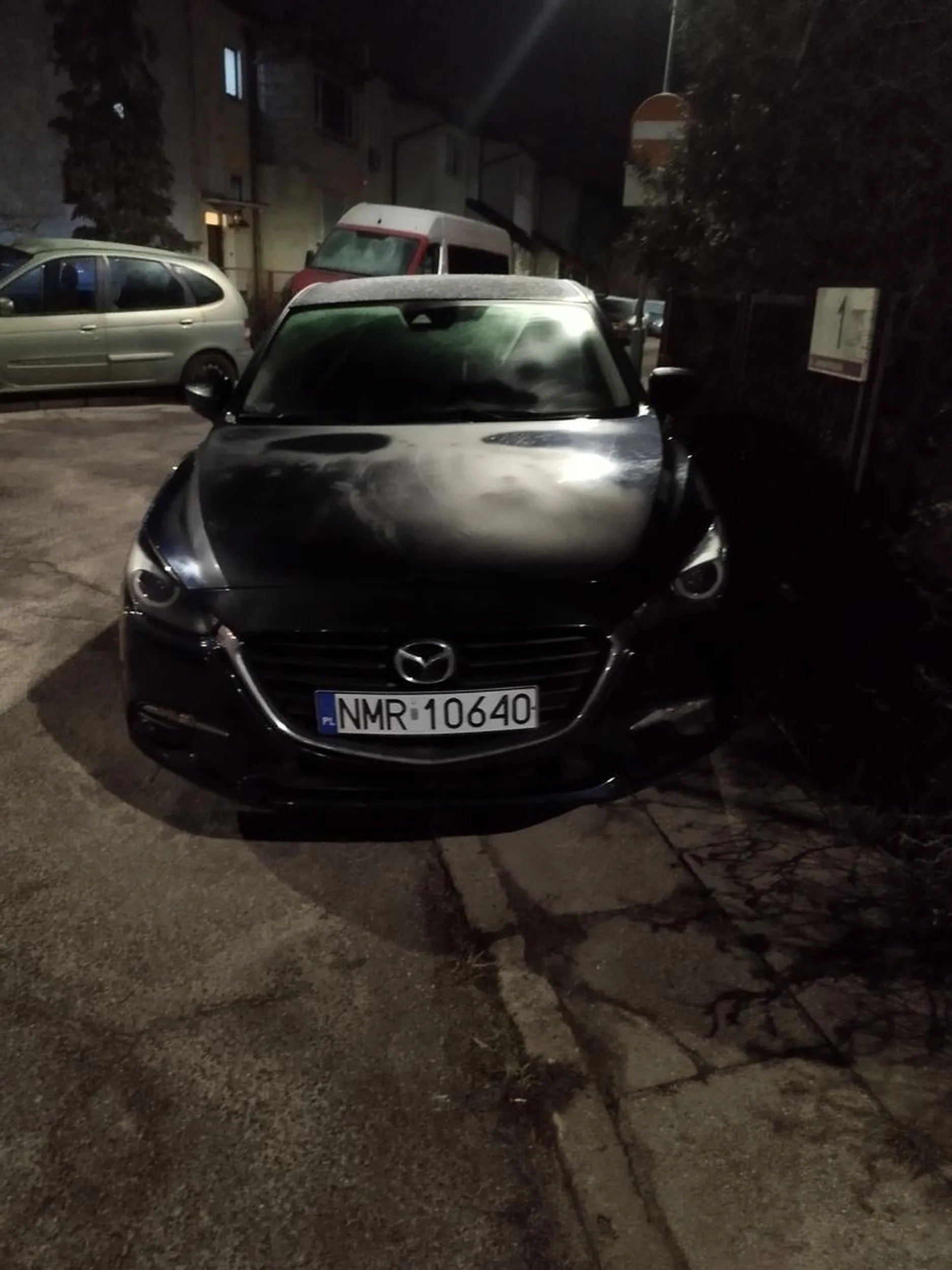 Bezmózg parkuje na chodniku że nie da się przejść  tak samo jak reszta aut na Janusza Korczaka następnym razem dzwonię na straż miejską