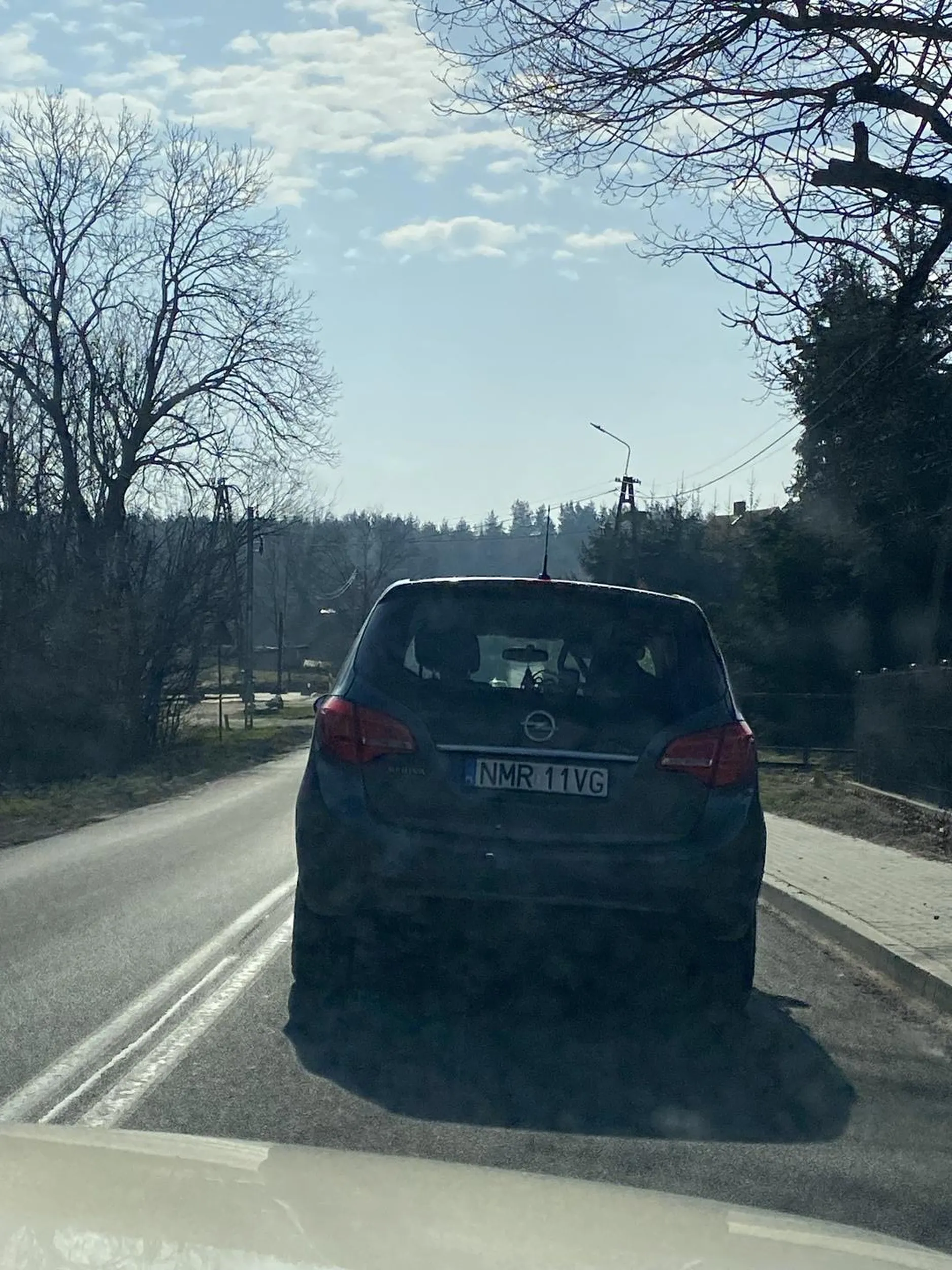 Kierowca tego wozu drabiniastego wyrzuca śmieci na drogę przez szybę hamuje inne pojazdy nie przestrzega przepisów ruchu drogowego zajeżdża drogę i ogólnie to żenada