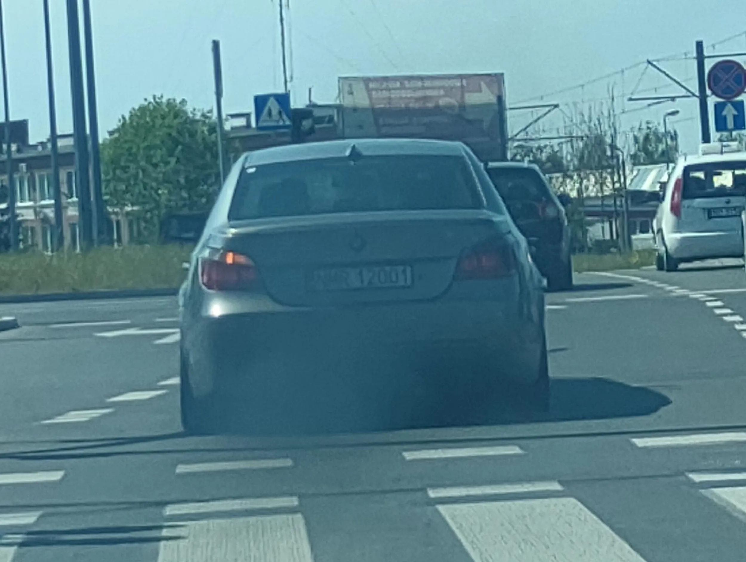 Tak kopci, że tablica rejestracyjna jest nieczytelna.