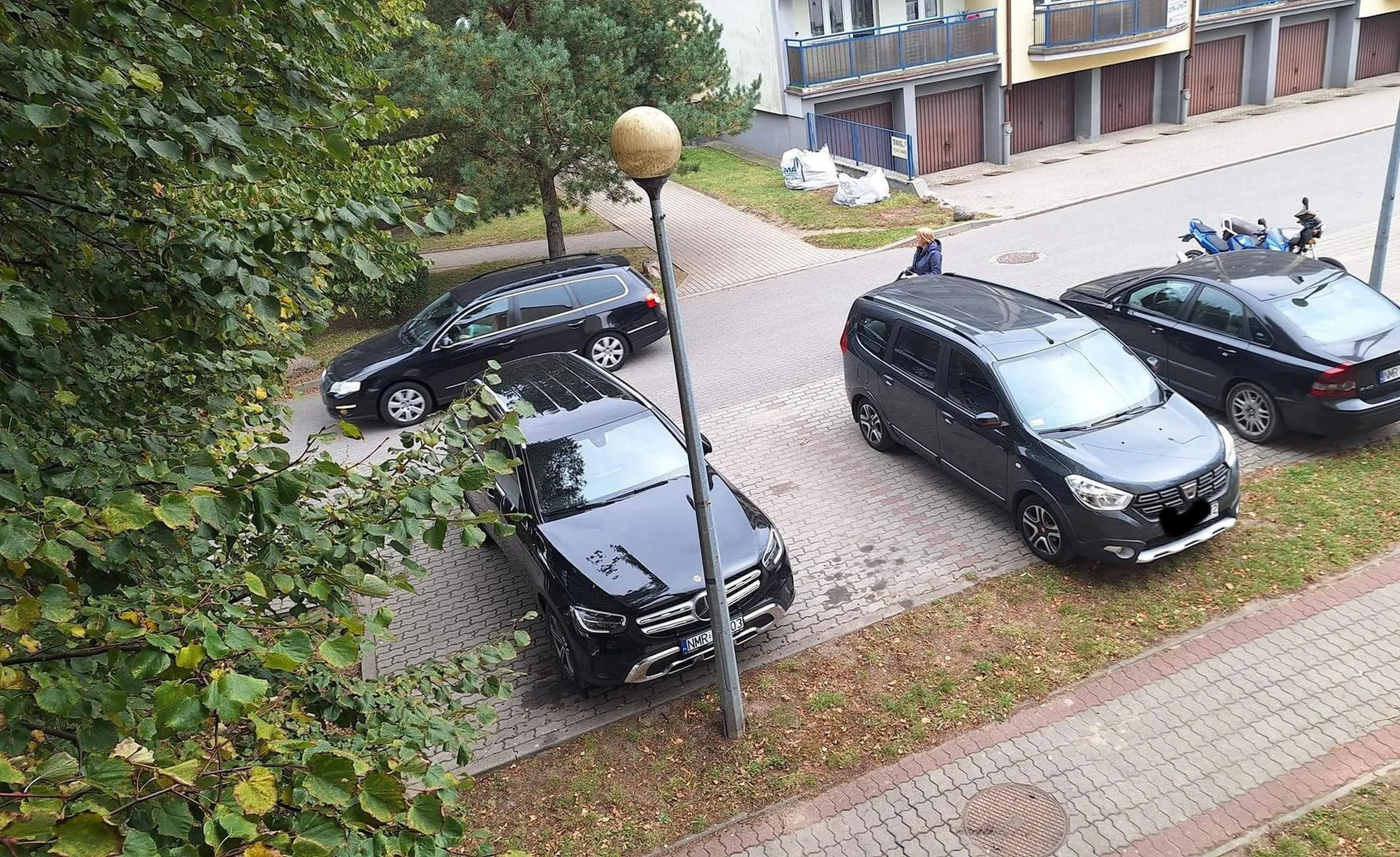 No przeeeeecież, jak się bujam mesiem za pół bańki to potrzebuję dwóch miejsc parkingowych. Szkoda, że nie mam wklejek z karnym k.....