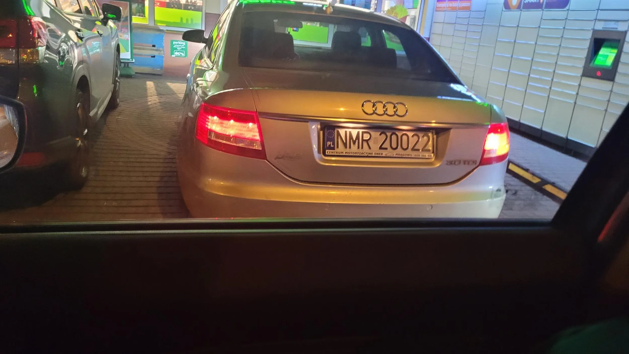 Stwarza zagrożenie przecinajac pas odzielajacy droge bezpośrednio przed maską byle tylko zająć miejsce jako pierwszy