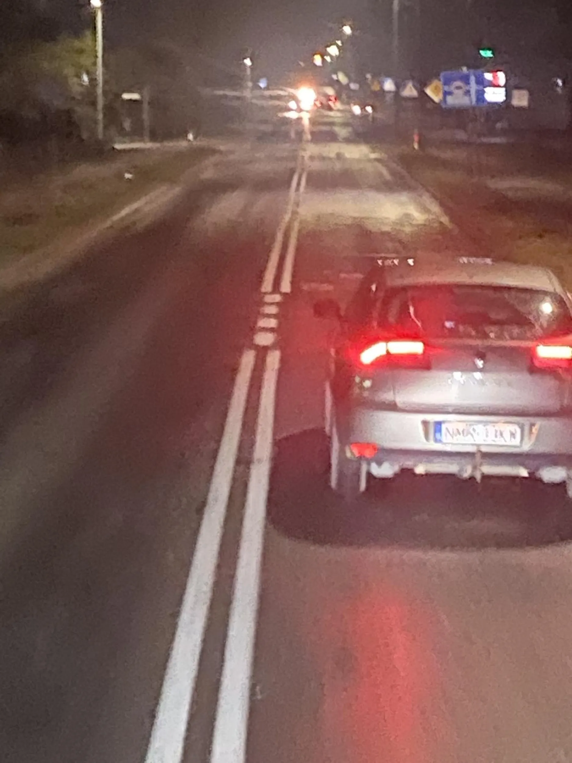 Kierowca wyrzuca śmieci przez okno , jakieś torebki i plastikowe butelki . Bardzo nie ładnie zaśmiecać nasza planetę .