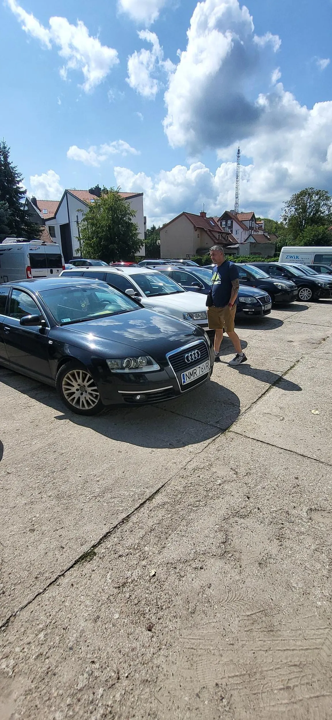 Wiesniak przyjechał na targ i zablokował jedyny wyjazd nic sobie z tego nie robiac