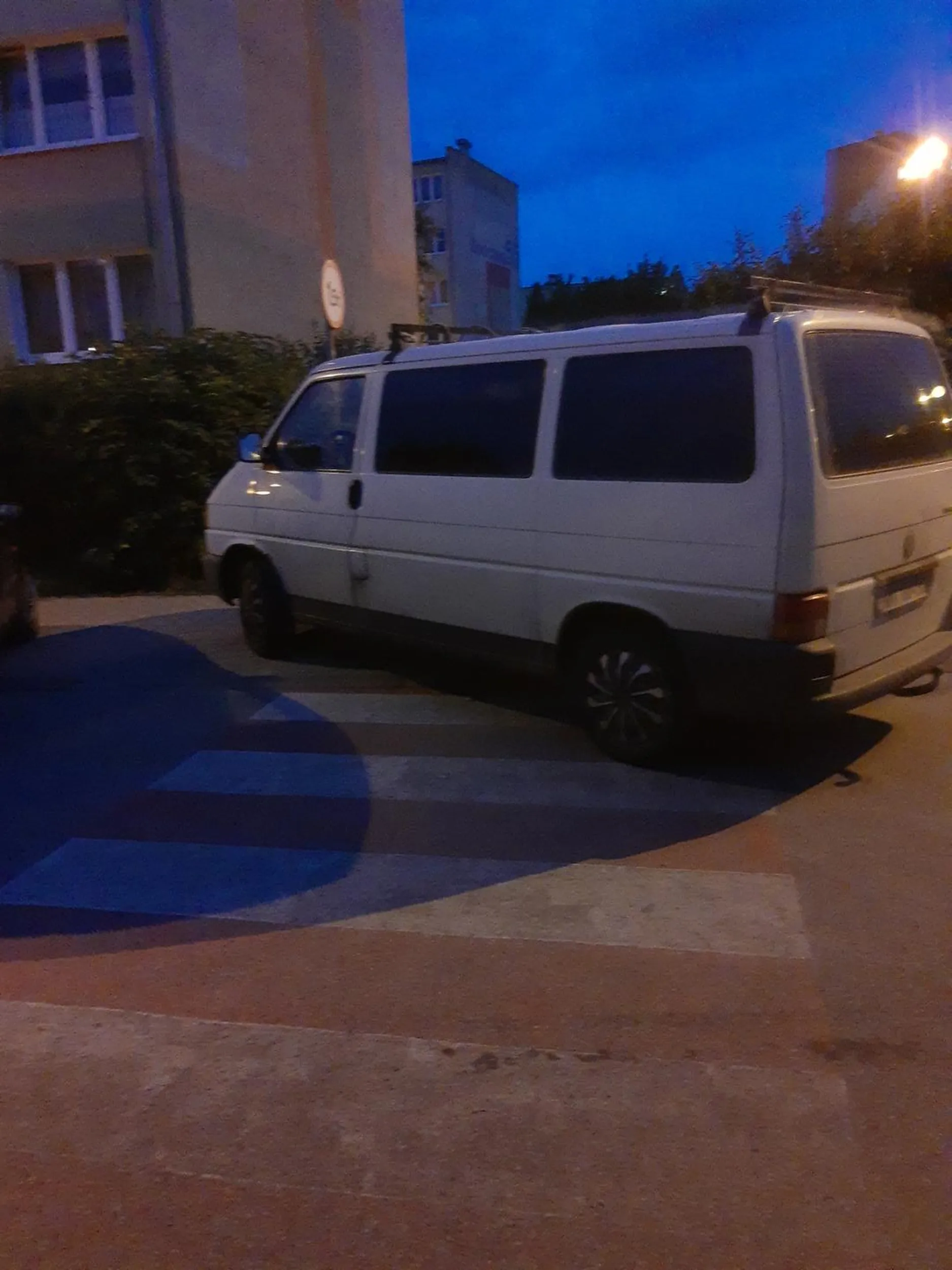 Mistrz parkowania na osiedlowych przejściach dla pieszych.