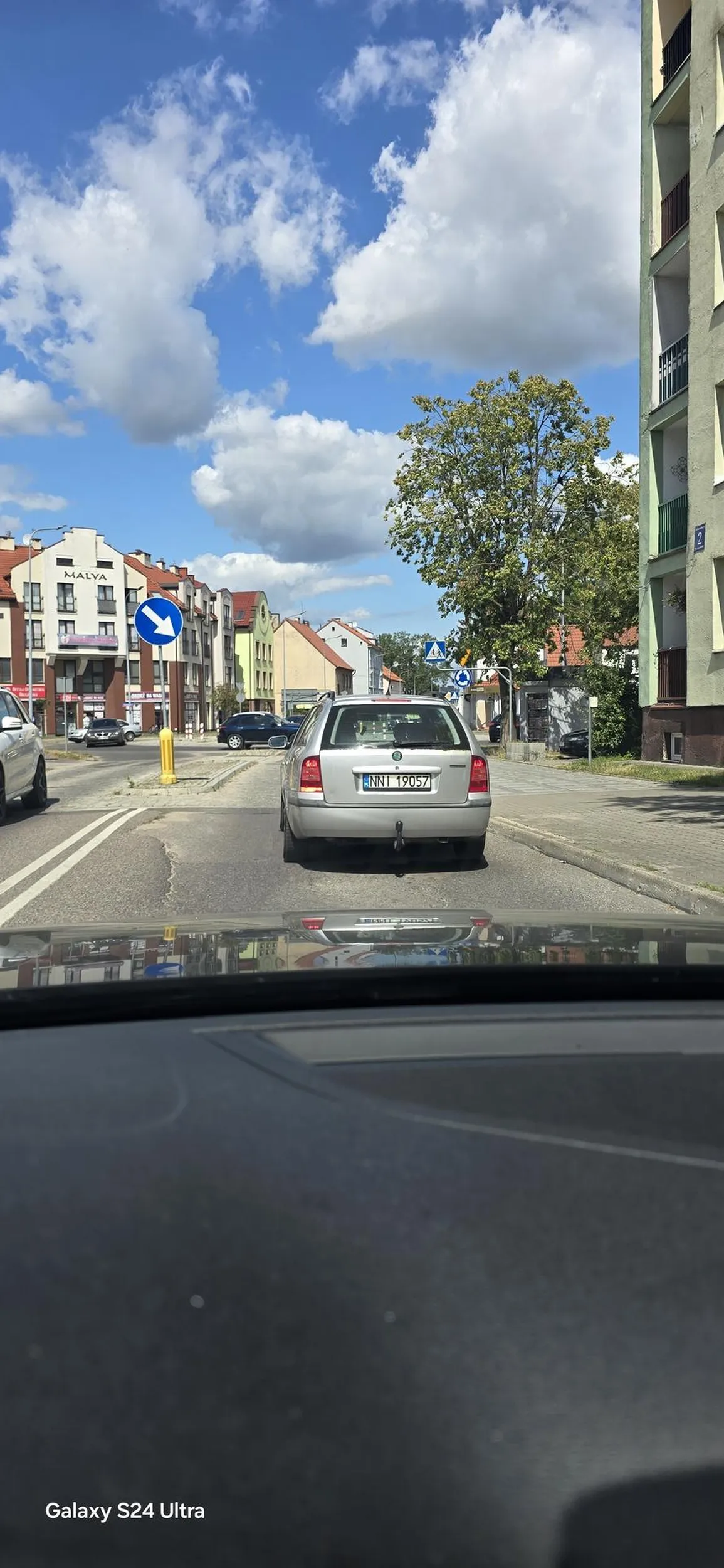 Mameja a nie kierowca. Zatrzymuje się przed każdymi pasami pomimo że pieszy nie ma zamiaru na nie wejść. Ma problemy z ruszaniem... Nie polecam, prawo jazdy do oddania!!!!