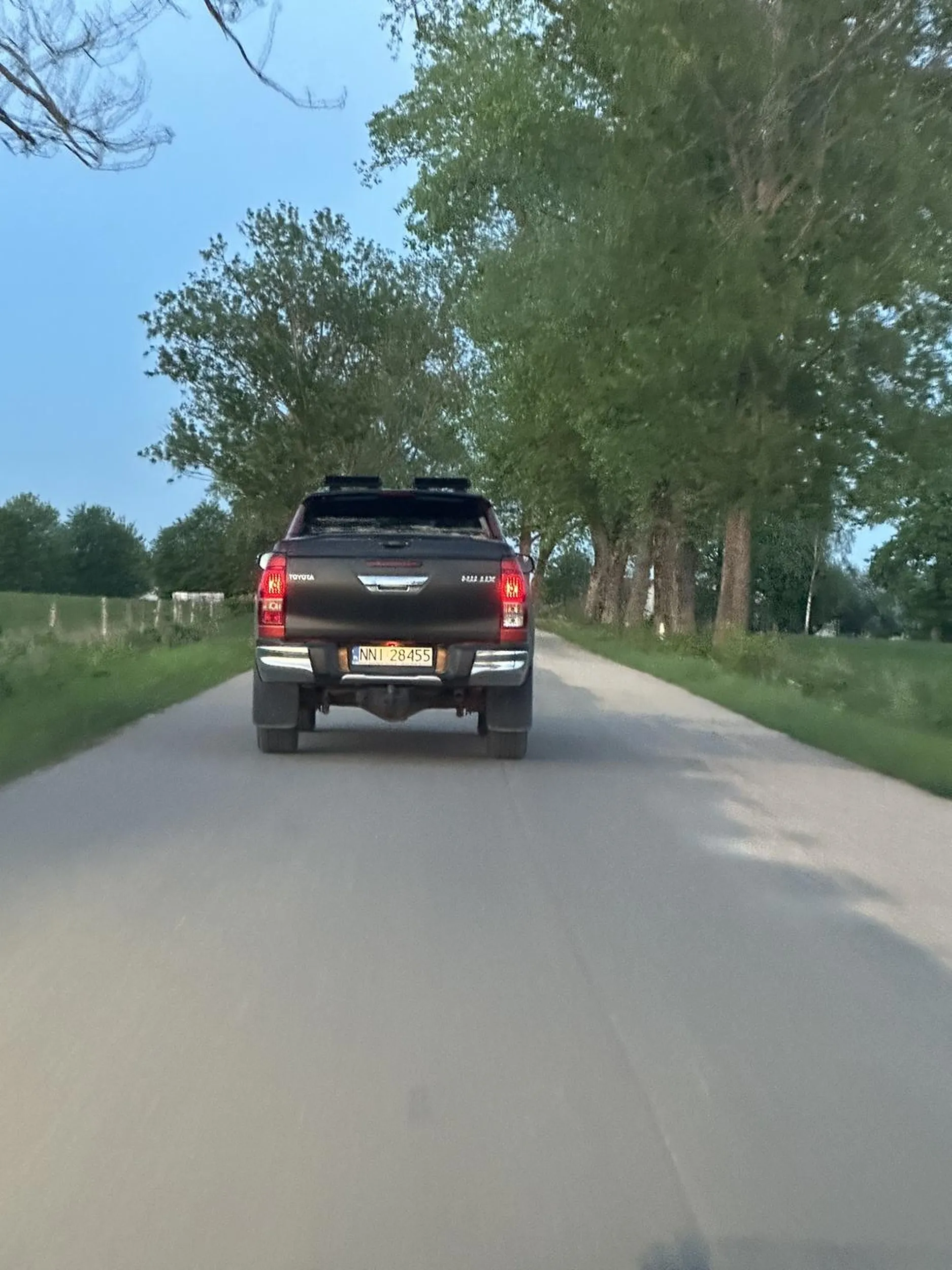 Skurywysyn jedzie 40 na 90 blokuje drogę mistrz pasów