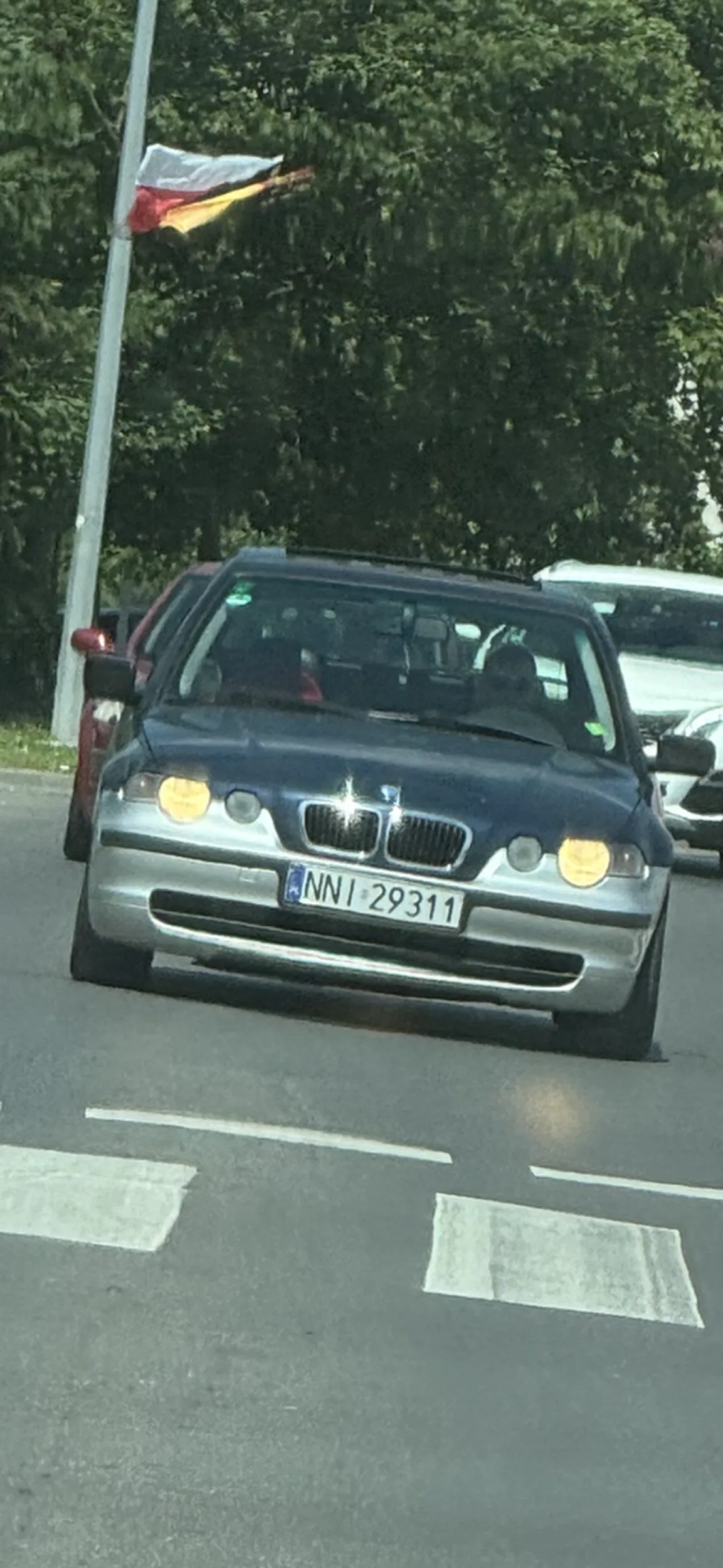 Lata bokiem na rondach ledwo wypadku nie zrobił słaby kierowca w słabym bmw