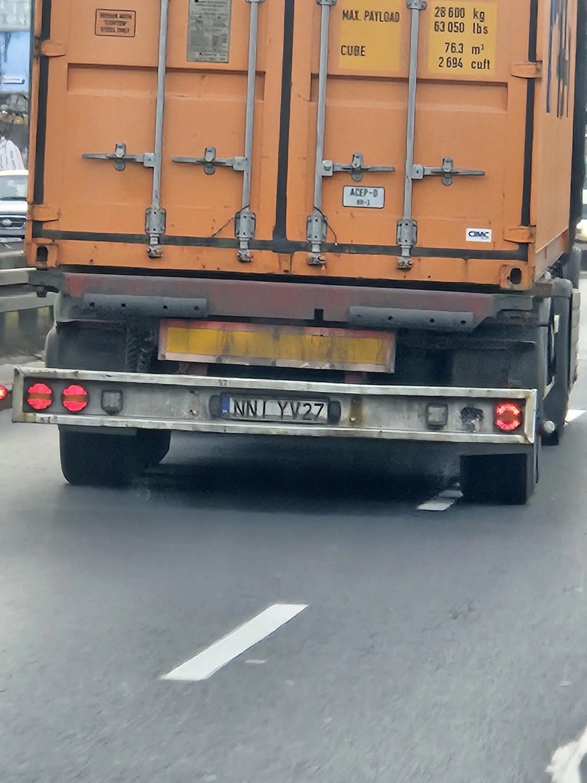 Chłop tirem z przyczepą wjeżdża pod samochody wymuszając pierwszeństwa, napierdala klaksonem w każdego. Zjeżdża drogę innym kierowcom po czym się  pruje. Pojeb