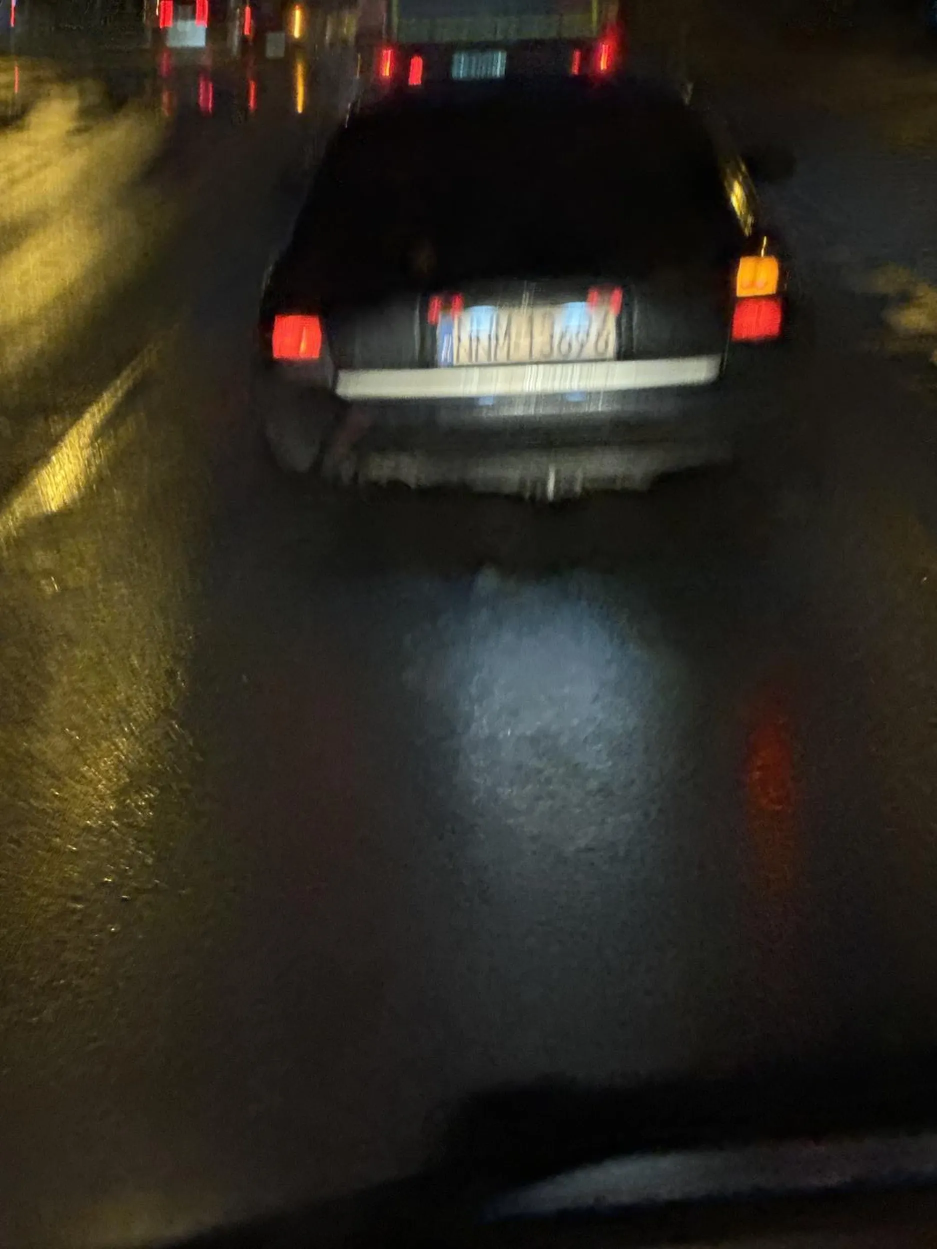 Nie oceniam kto co lubi robić, ale kierowca tego auta sobie trzepał na światłach