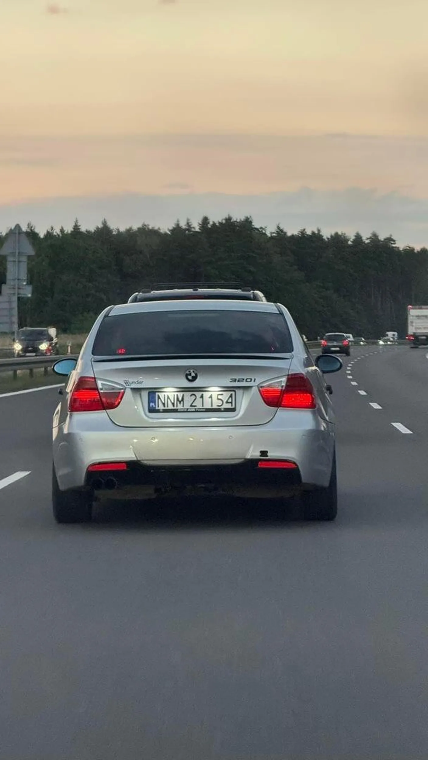 Z pełną premedytacją zajeżdża ludziom drogę na autostradzie, prawie powodując poważne wypadki.