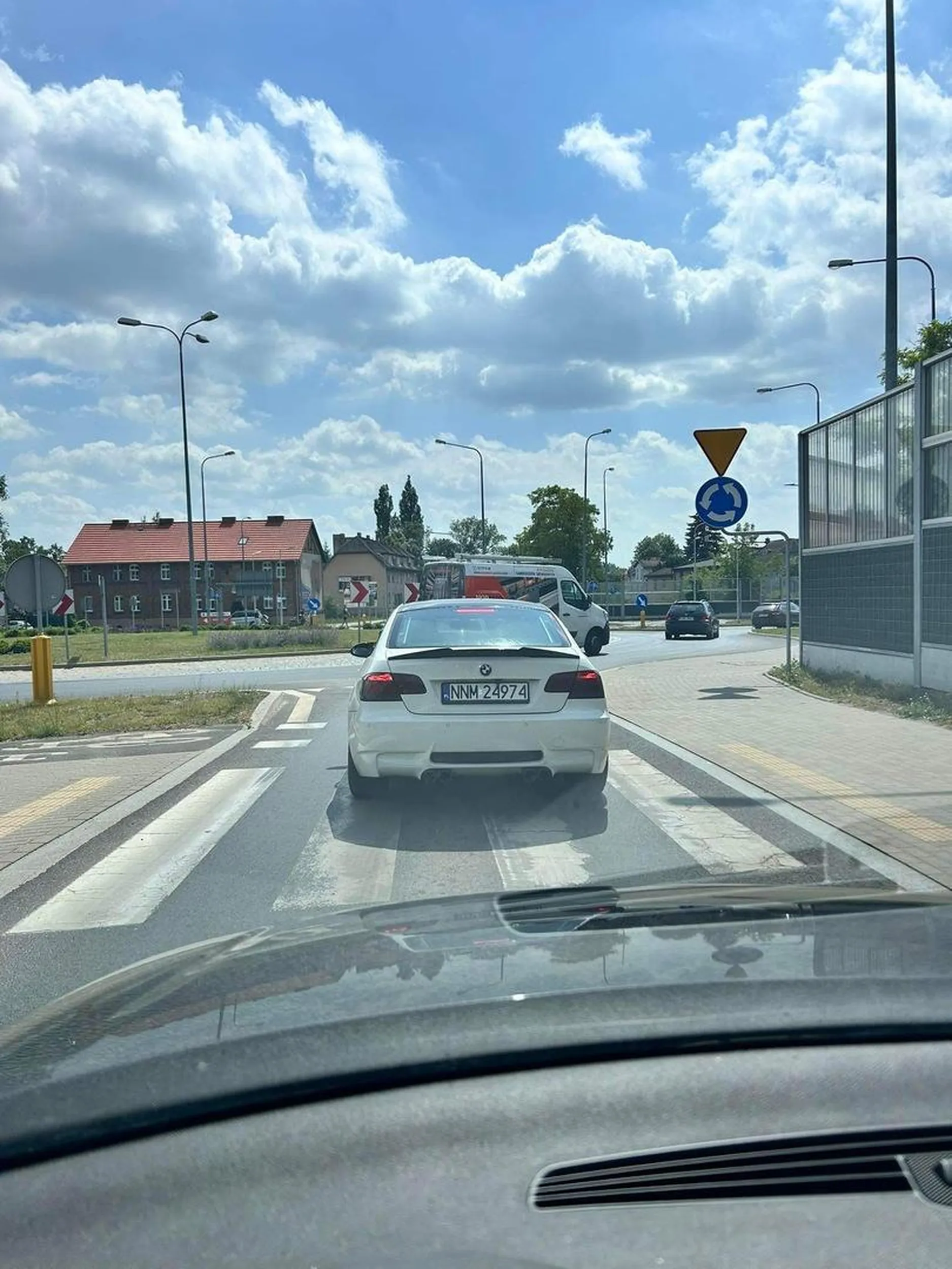 fake m3 stoi na pasach i ludzie nie mogą przejść