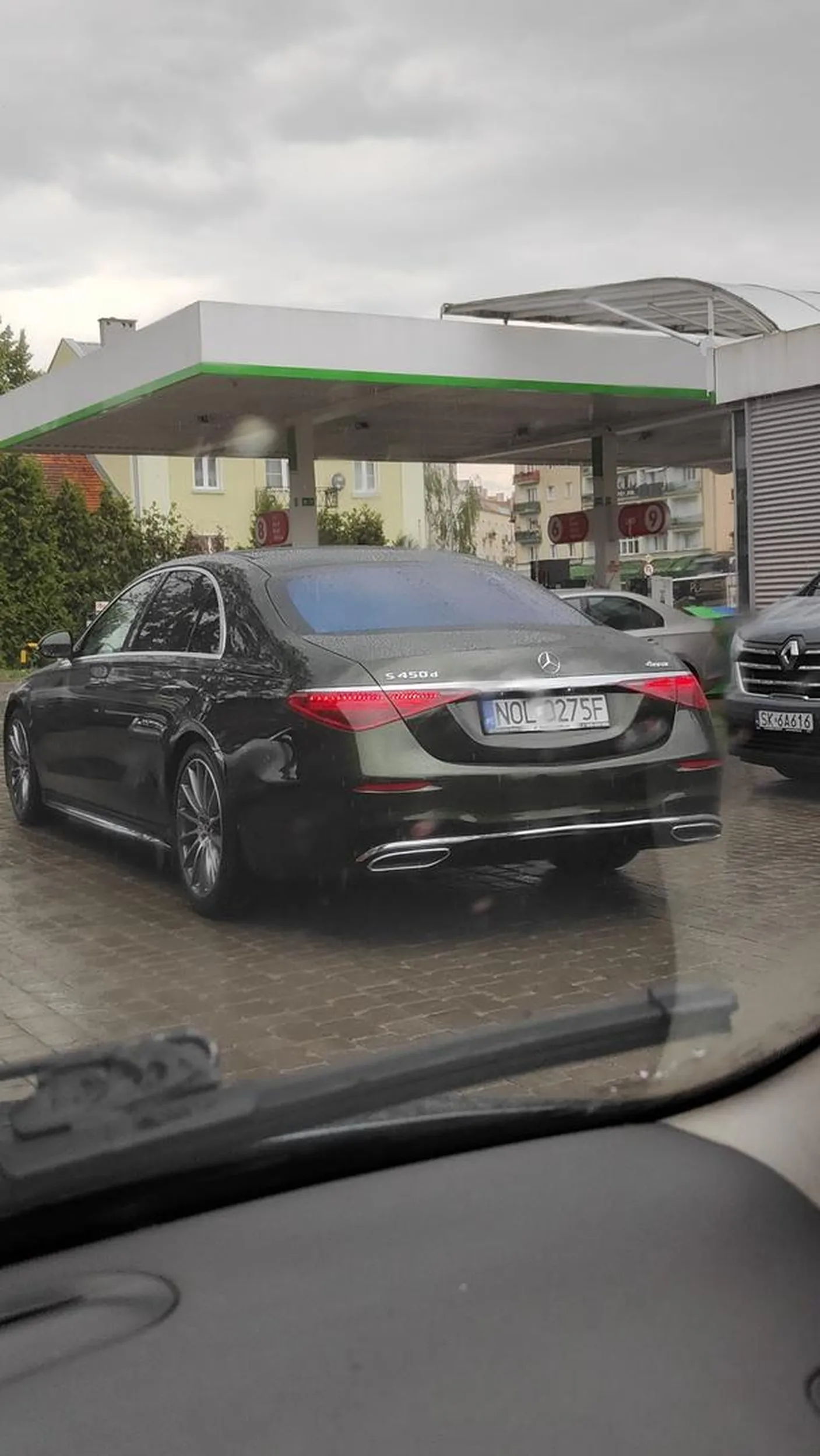 Babka myśli że hamulec automatyczny ją wyręczy (wbiła mi się w tył auta)