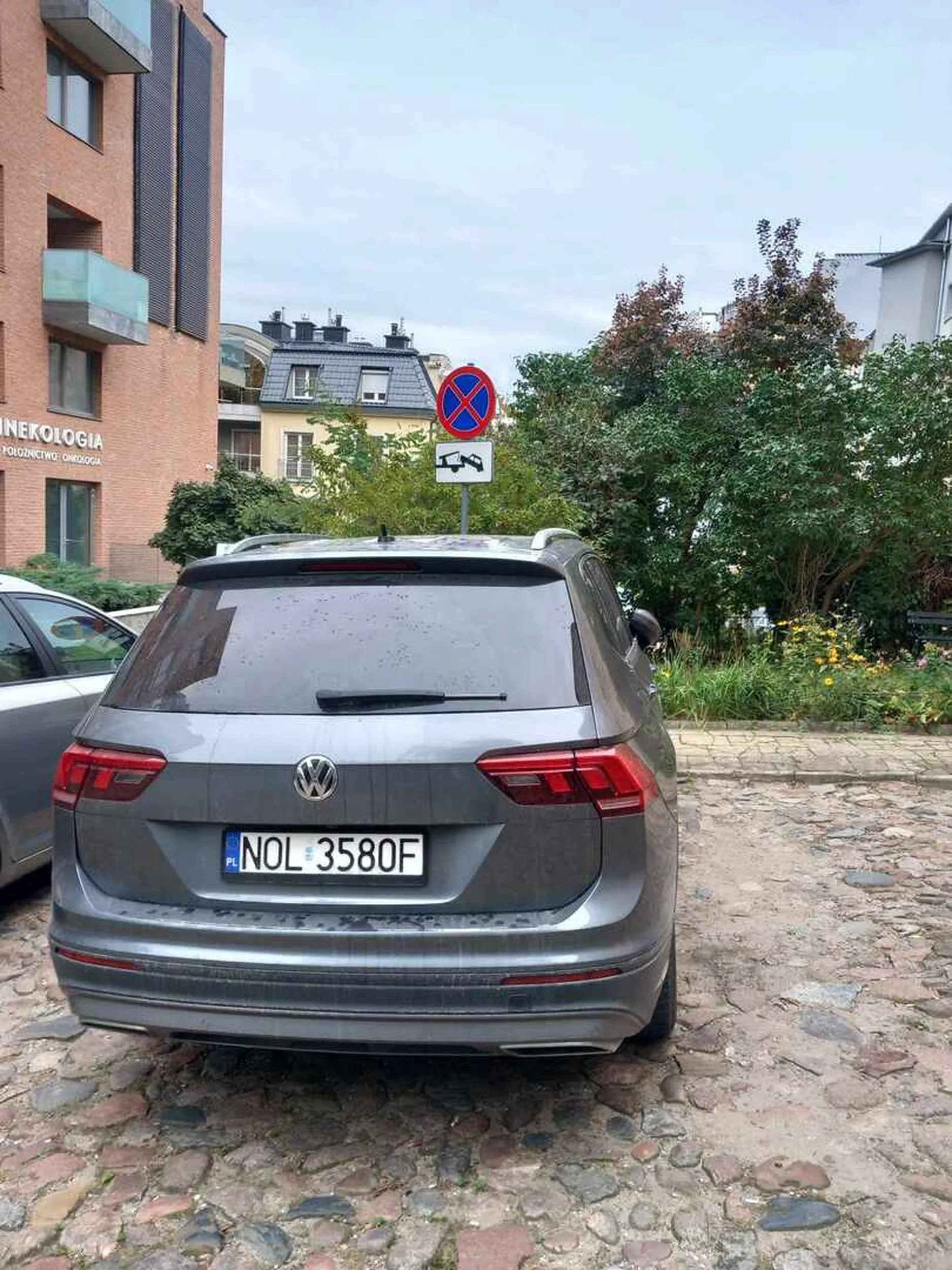 Prawie codziennie parkuje na kilka godzin na prywatnym parkingu, a znak jak byk