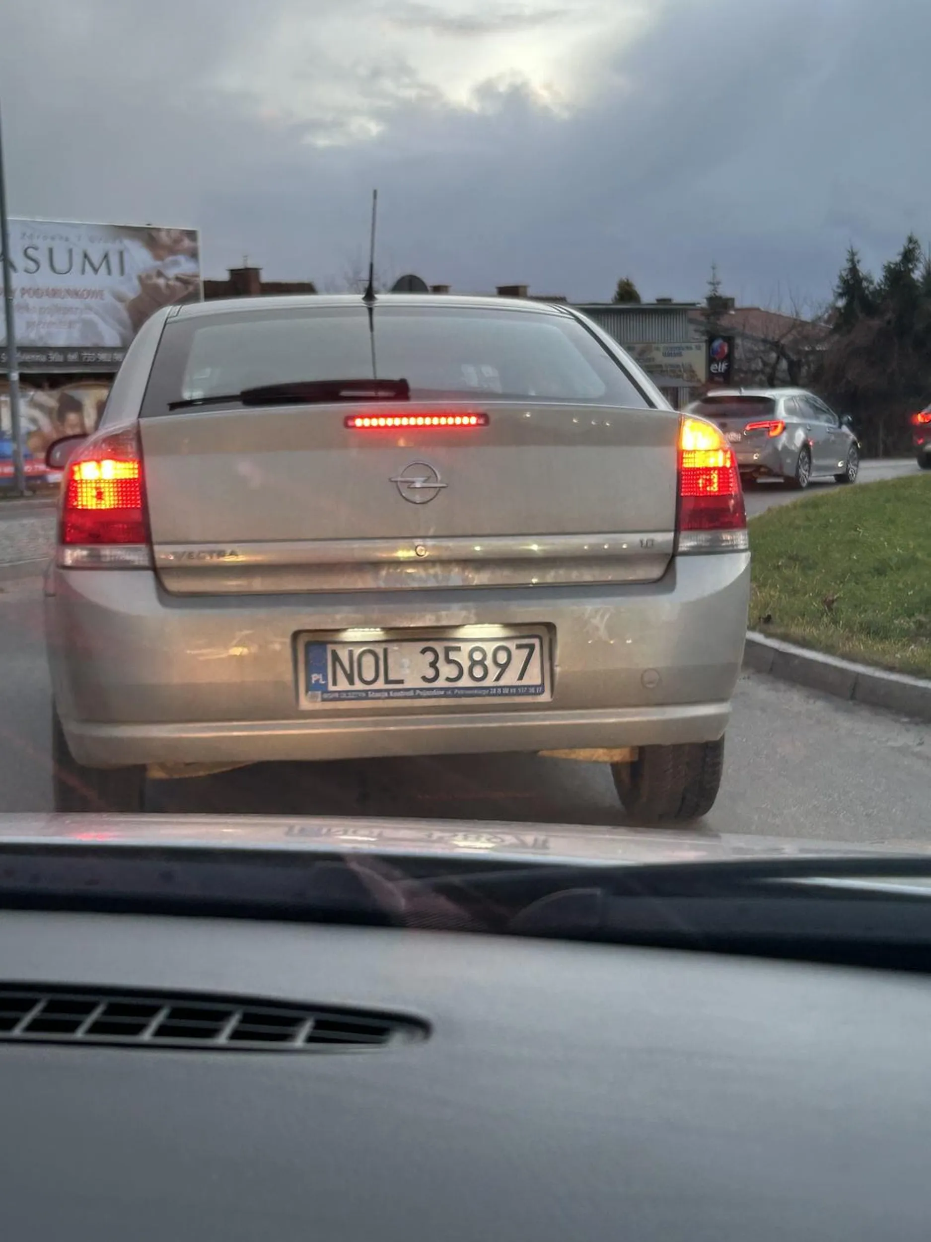 Stwarza zagrożenie na drodze , wyjeżdża przed maskę . A potem patrzy wielce zdziwiony.