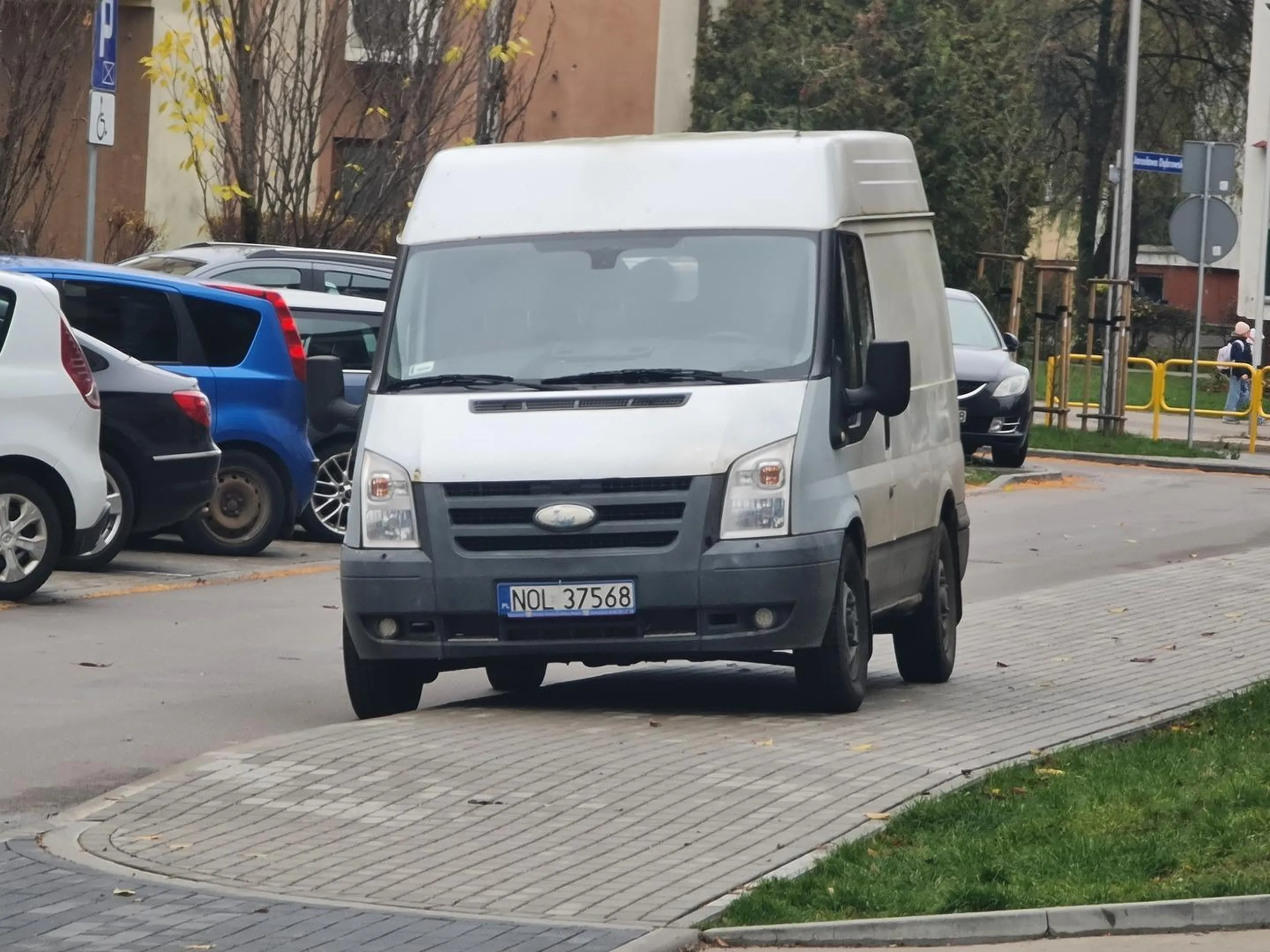 Przygłup blokuje przejazd, blokuje chodnik ale za to przy okazji go też niszczy. Dać po japie to za mało, dlatego polecam zgłaszać na policję, to po mandacie może zrozumie.