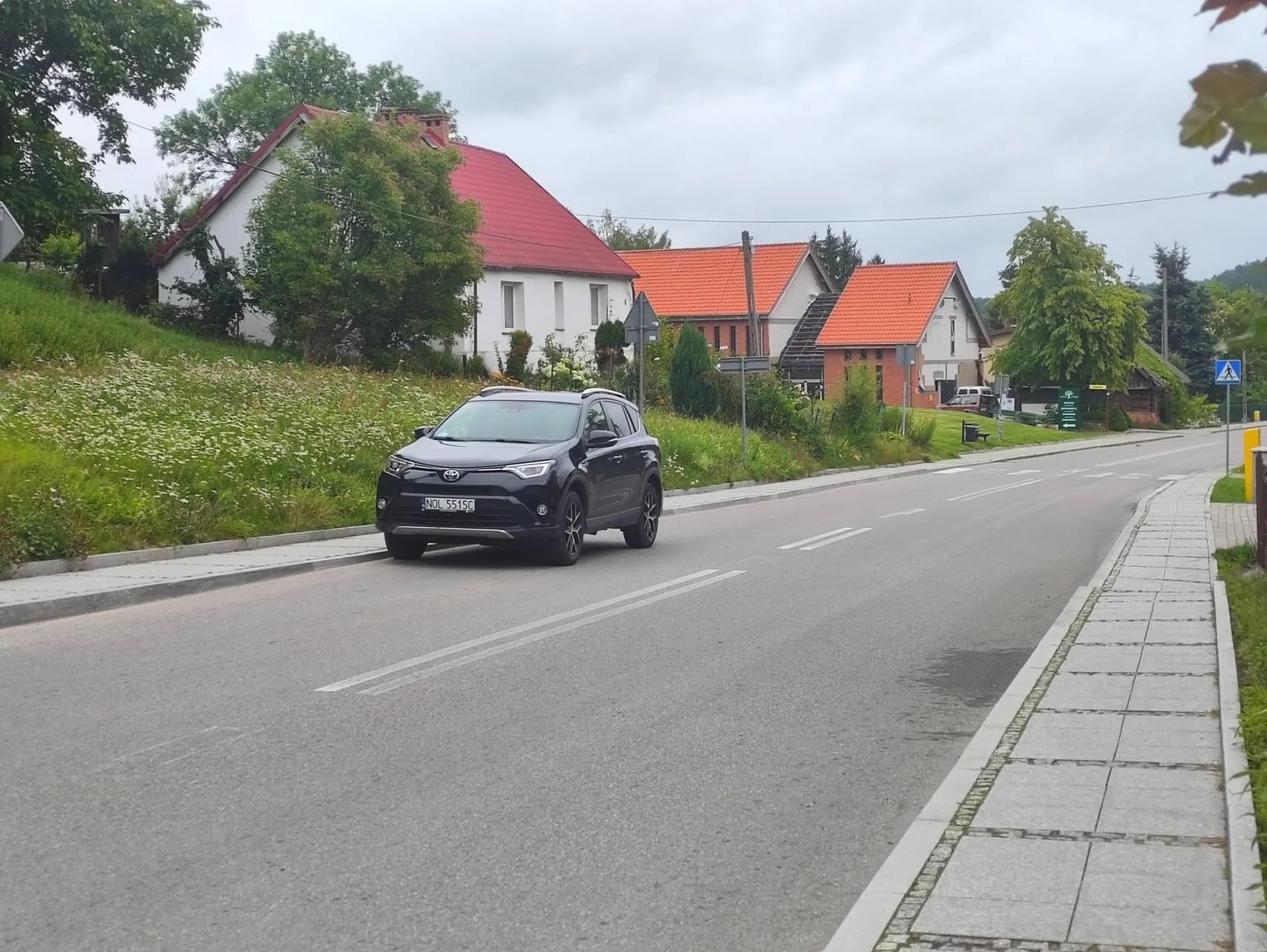 Człowiek nie umie parkować, parkuje na ulicy