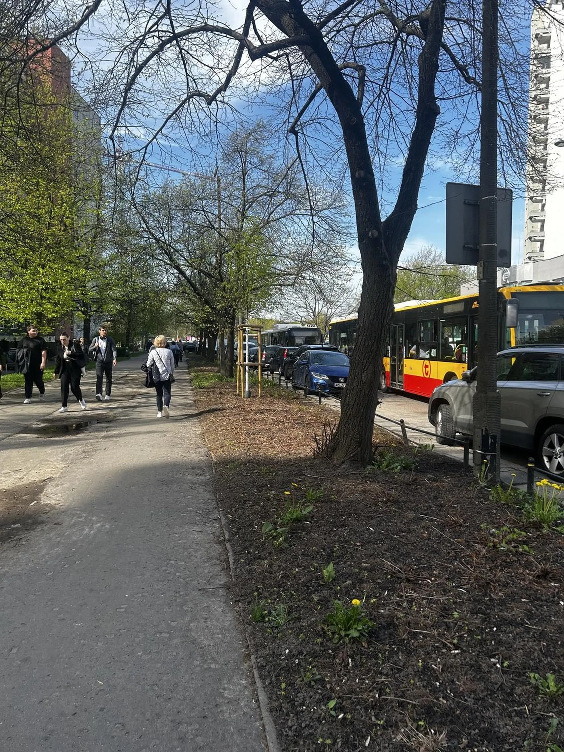 Szczyt wszelkich granic!! Zaparkował na pasach z wysepką i zniknął a od kilkudziesięciu minut korek do samego skrzyżowania na alei lotników!