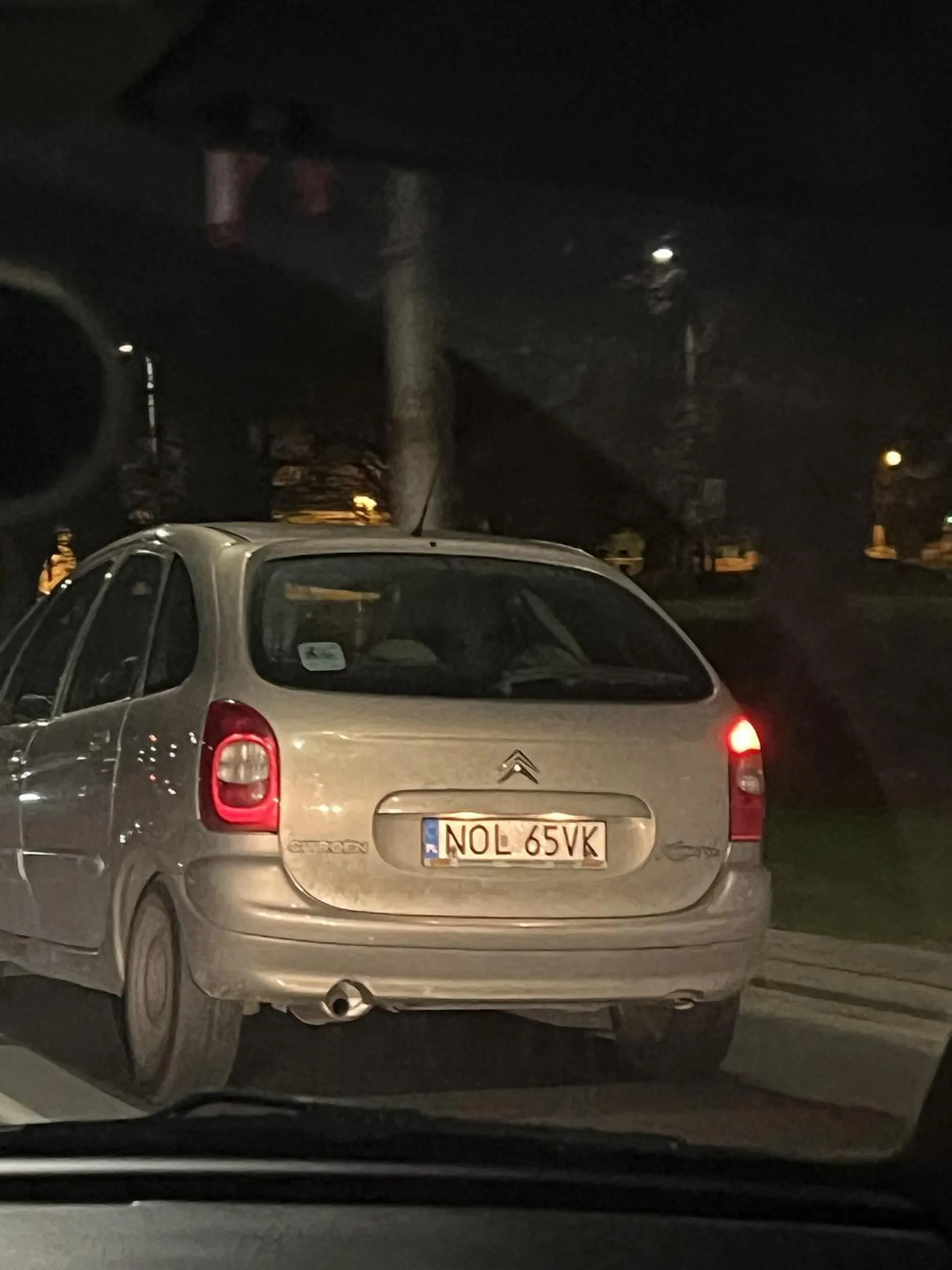 Celowo wjechał w auto, obstawiam zerową męskość, jak i jeszcze mniejszy mózg za kółkiem