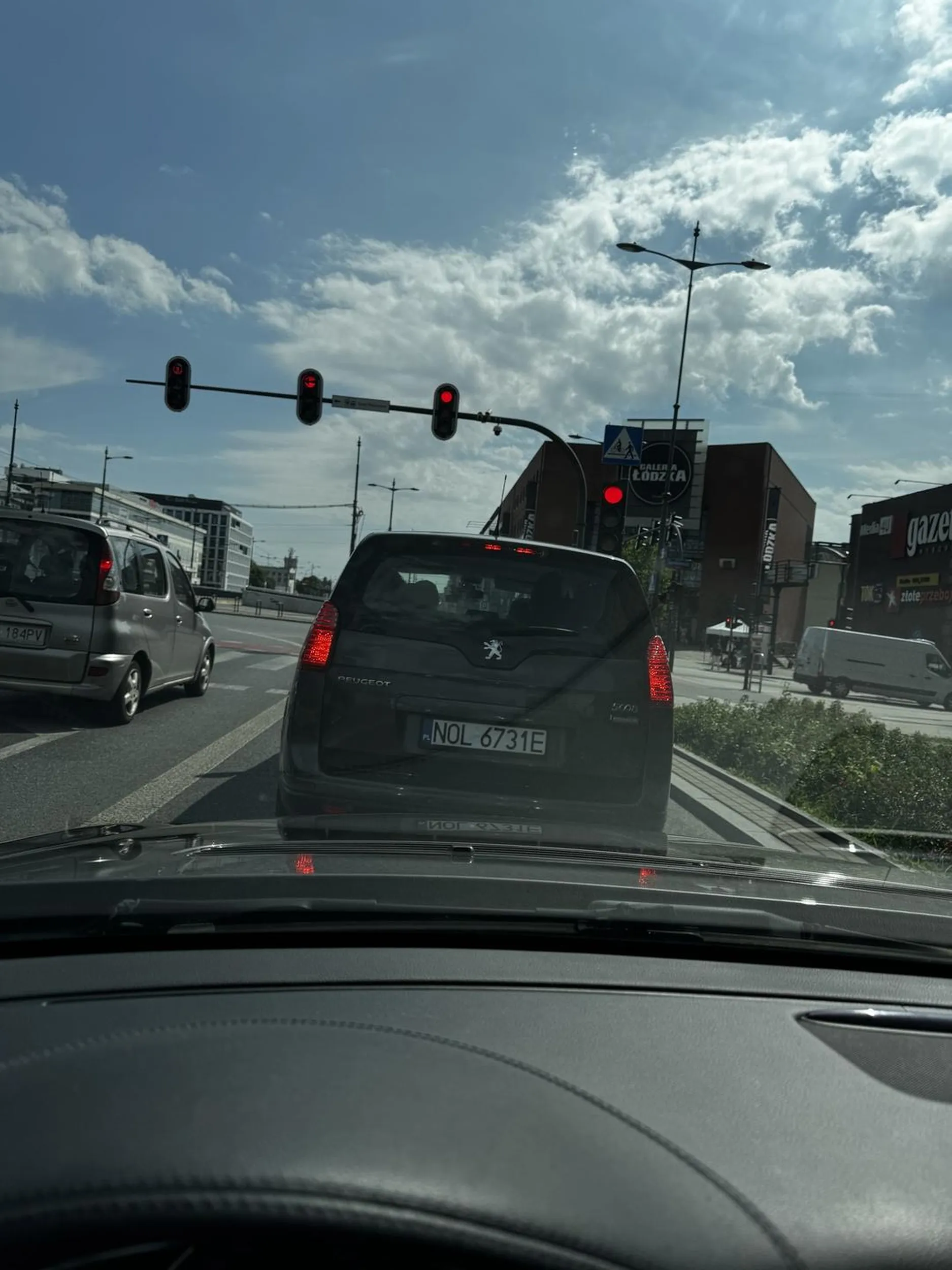 Cymbał zajeżdża pas nawet nie patrząc w lusterko, jak przychodzi do konfrontacji to przeprasza i udaje Greka