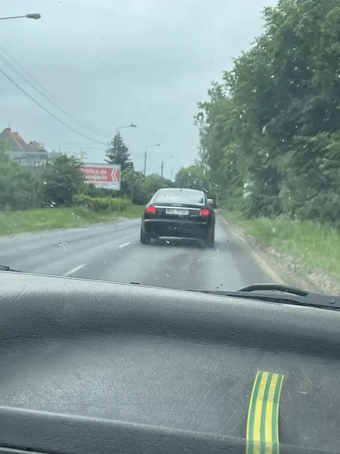 Jeździ jakby tirem skręcał najpierw na prostej leci 100kmh a na zakręcie do 20-30kmh zwalnia hamuje odrazu mocno jak samochód z naprzeciwka jedzie a szeroka droga