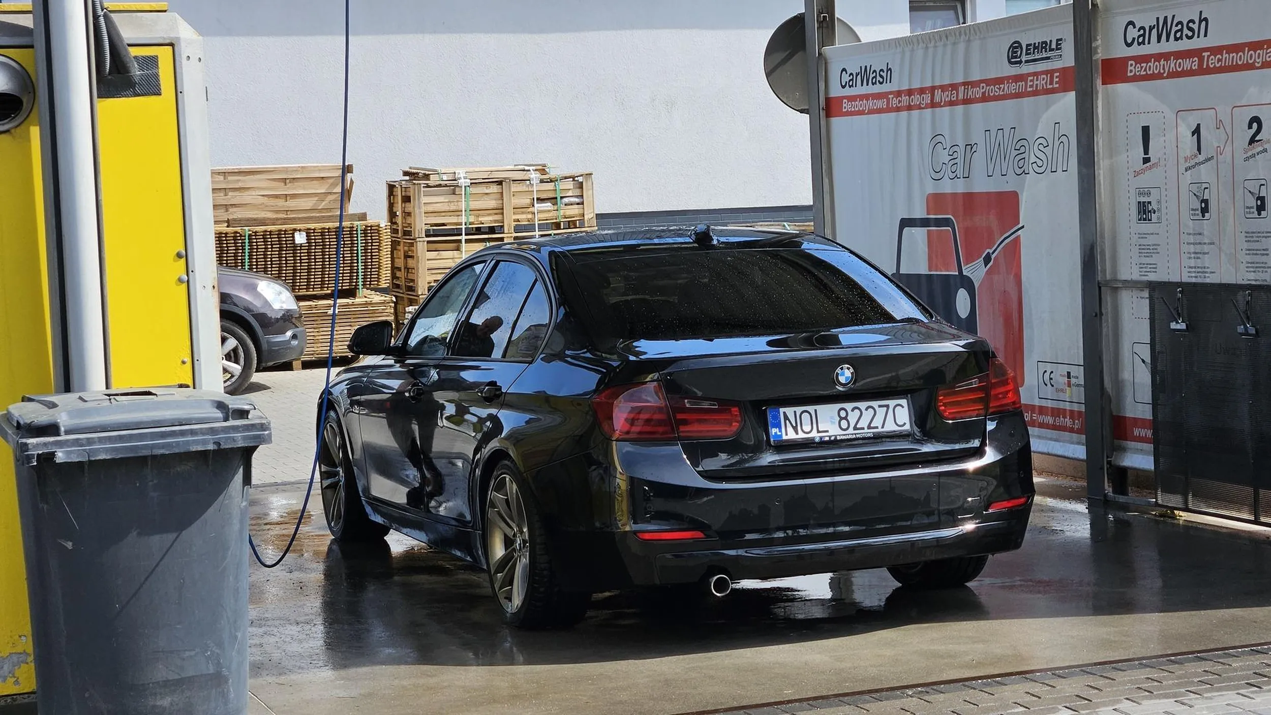 Bydle umyło swoją furmankę, bydle dociera ja do sucha na stanowisku myjni. Po zwróceniu uwagi nie dotarło, po posłaniu paru ch*i też nie dotarło. Interwencja właściciela myjni pomogła, lecz bydle przy wyjeździe zablokowało innych kierowców, bo bydle jeszcze musiało wysiąść na środku wyjazdu z myjni blokując innych wyjeżdżających bo bydle musiało cos dotrzeć na lakierze. Marka oczywiście przypadkowa.