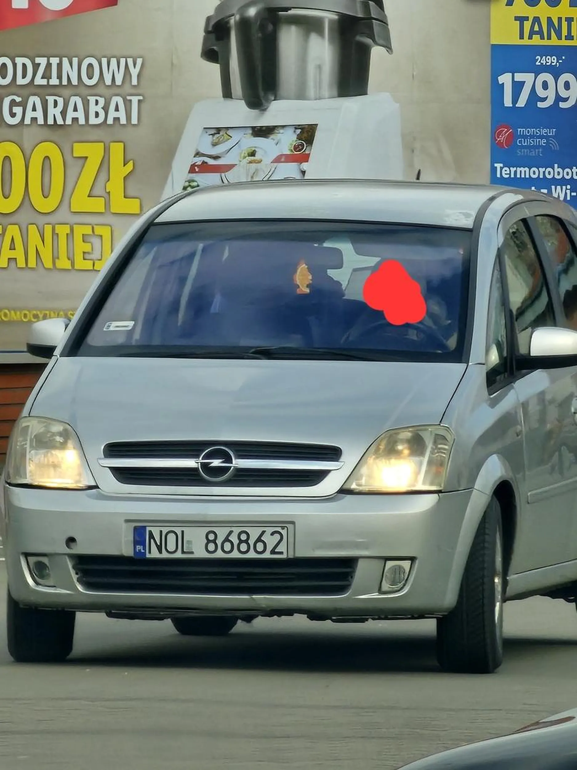 Blondyneczka wystawia mandaty za brak biletu na parkingu kiedy sama go nie posiada. Ostro