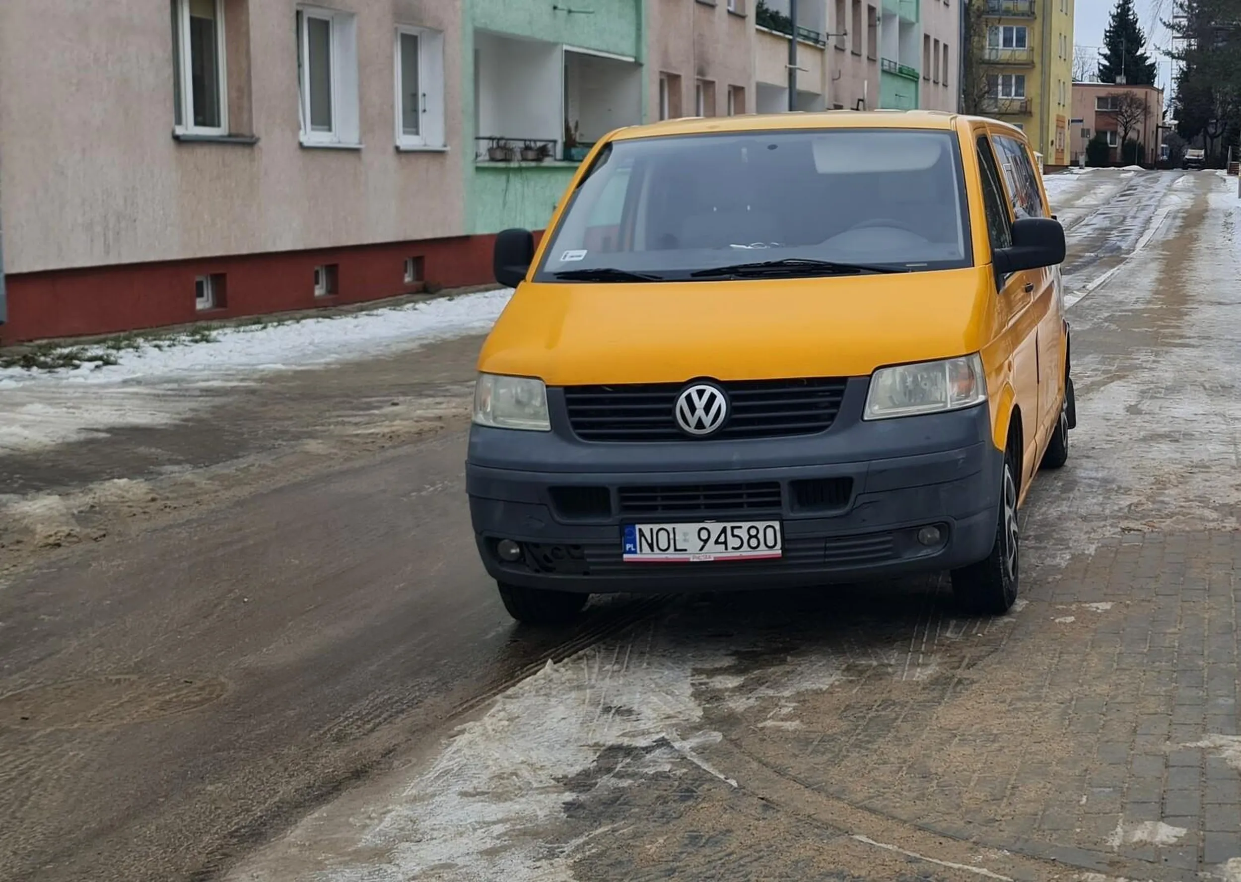 Blokowanie przejazdu i chodnika, oraz niszczenie świeżej infrastruktury. Za każdym razem zdjęcia prześlę na policję.