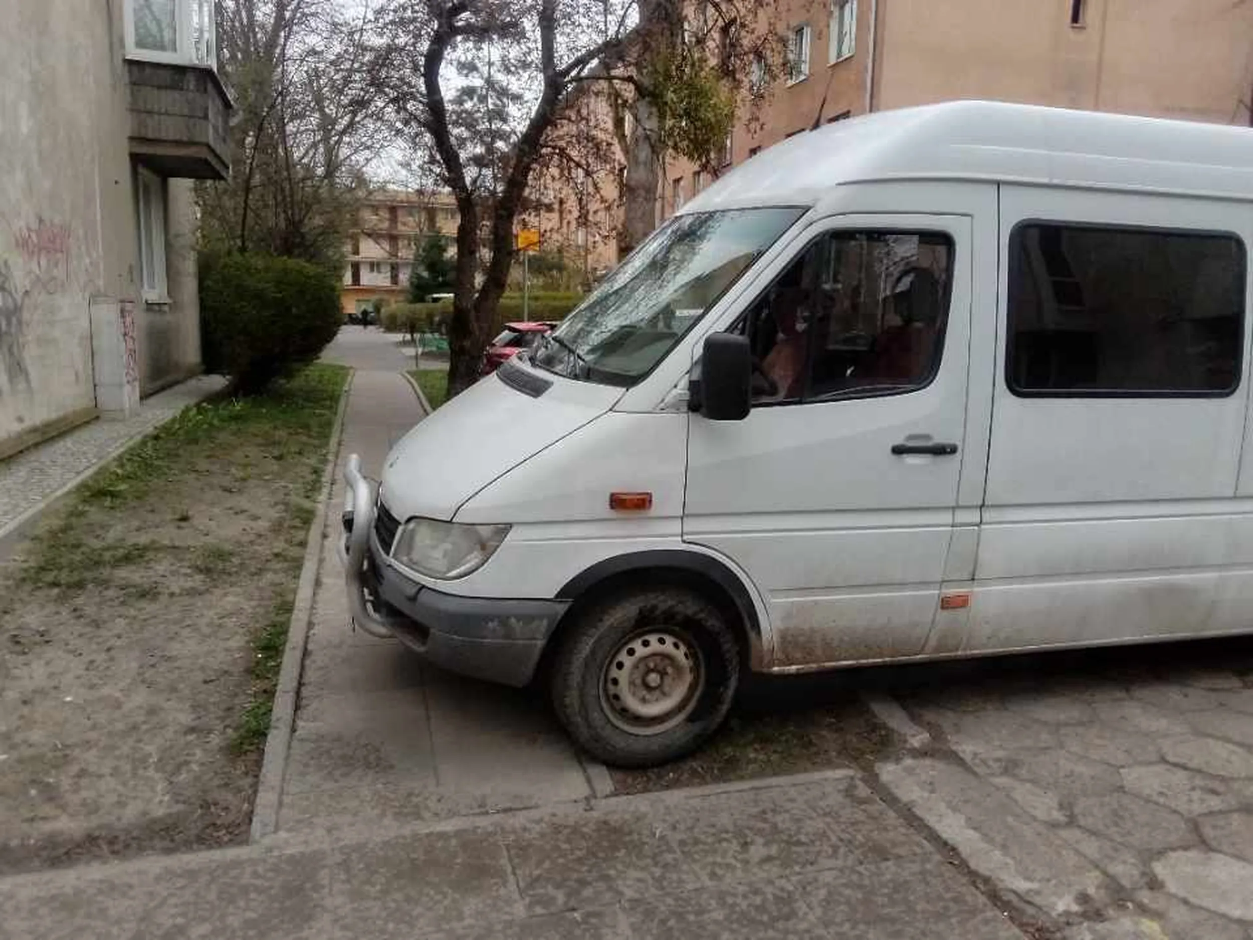 Takie tam parkowanko przy bloku Balladyny1D w Warszawie.