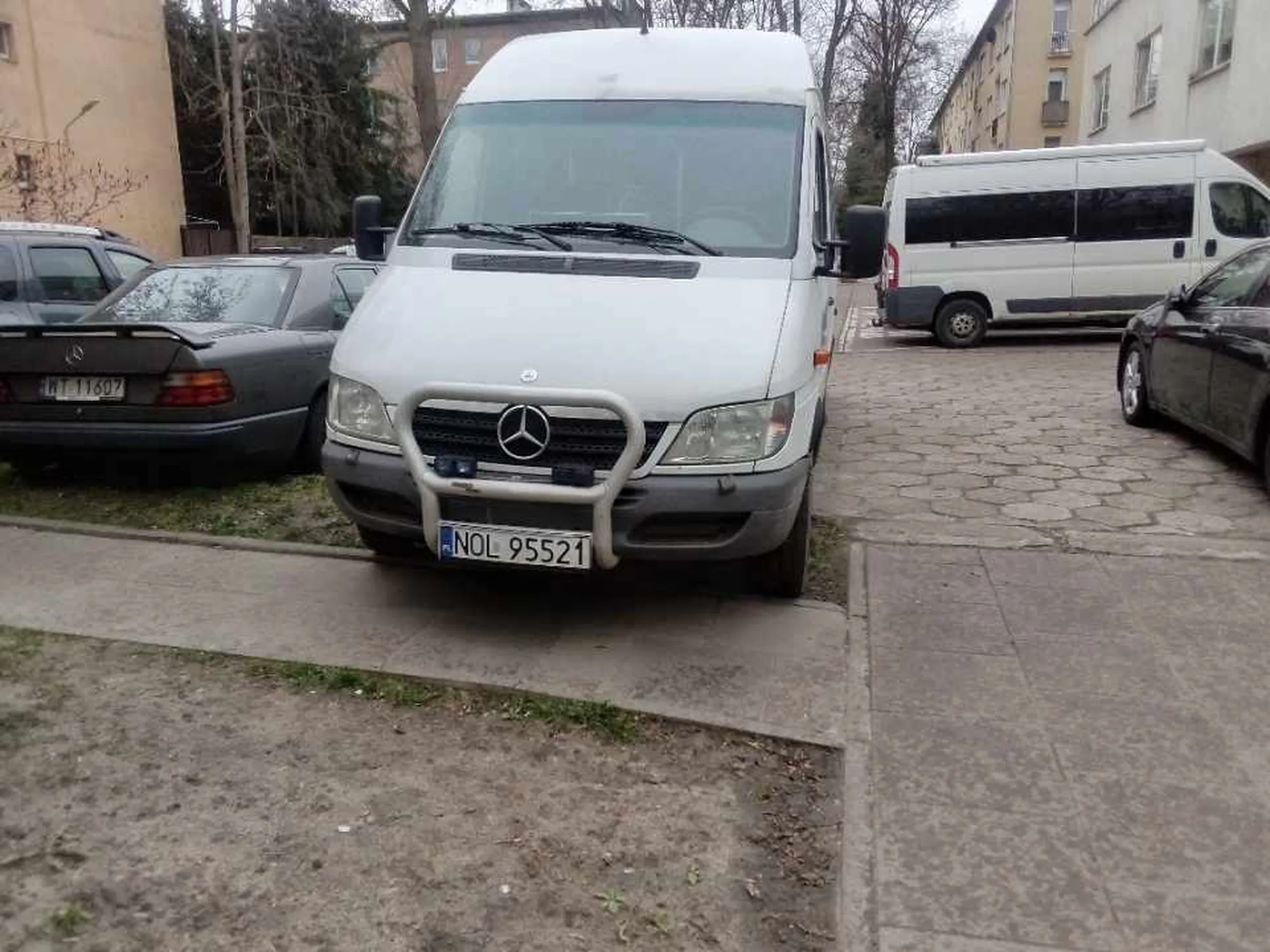 Takie tam parkowanko przy bloku Balladyny1D w Warszawie.