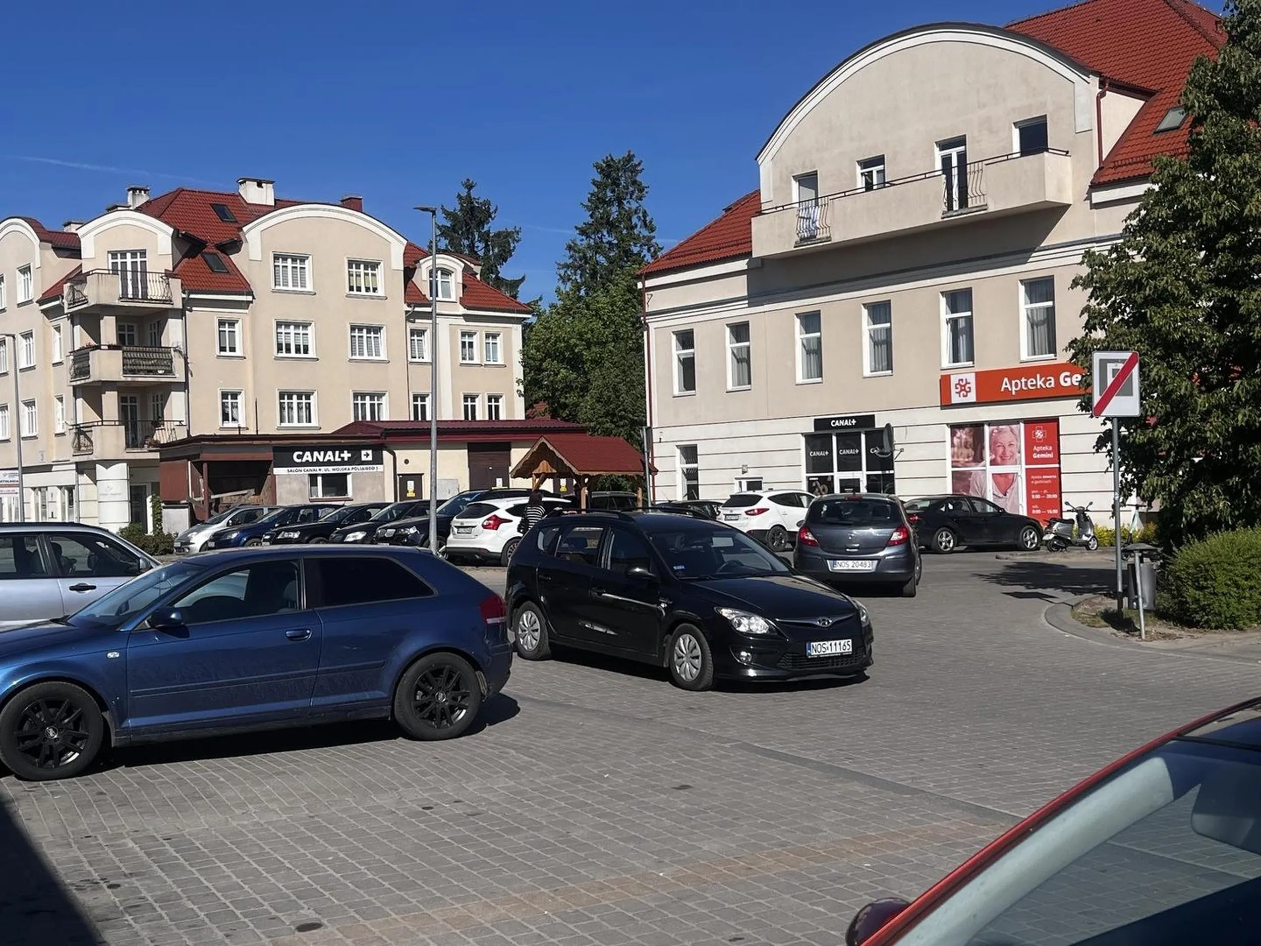 Ustał na środku obleganej ulicy na awaryjnych na ponad 30 minut,  wysiadł z auta i tak je zostawił.