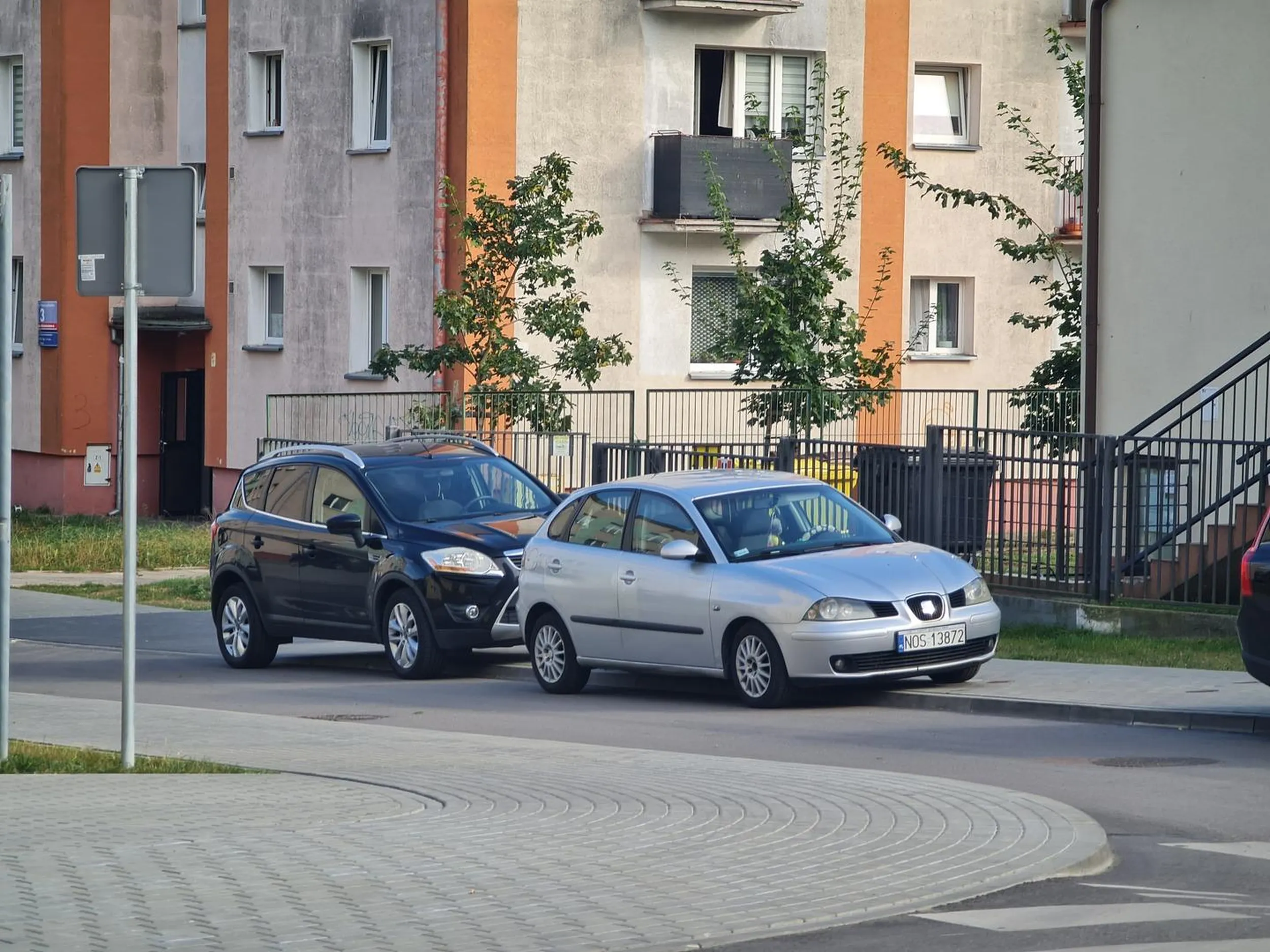 Tępa baba, jak widać parkować nie potrafi. Jeszcze raz zobaczę takie parkowanie, to fotki będę wysłane na policję. Nie pozdrawiam