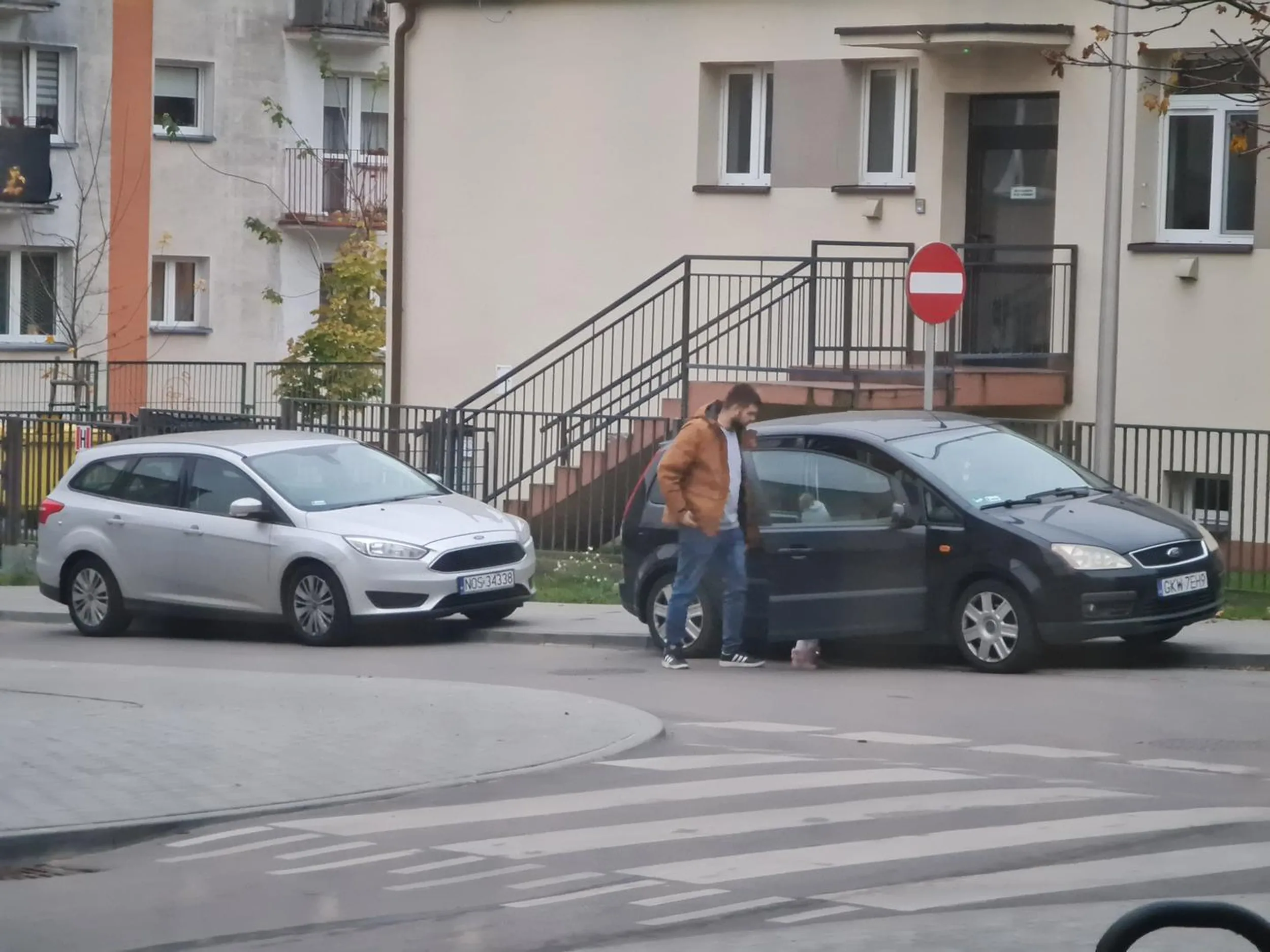 Leniwe łajzy przyjeżdżają po kaszojady do żłobka, i parkują jak idioci.