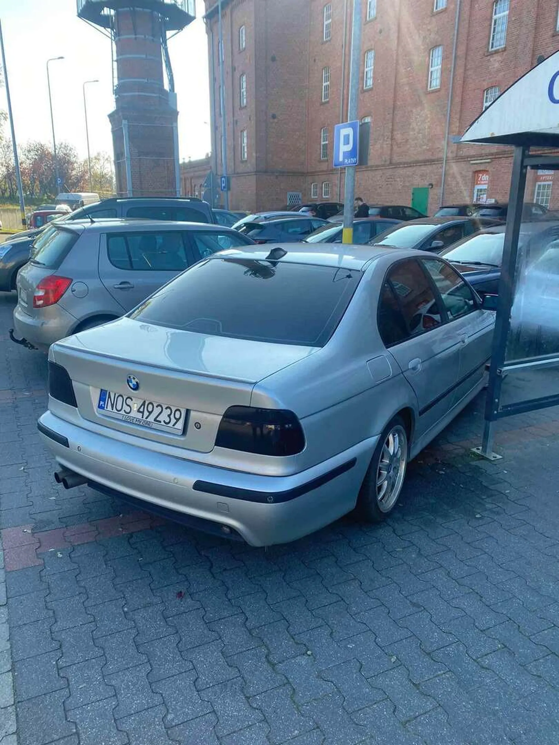 Kierowca jechał swoim gruzem BMW E39 2.2 w automacie, które ledwo jechało, z progami sypiącymi się przy każdym nierówności. Zatrzymał się przy Mexico siedzącej na chodniku, zapraszając ją do swojego auta, oferując chwilę ciepła.