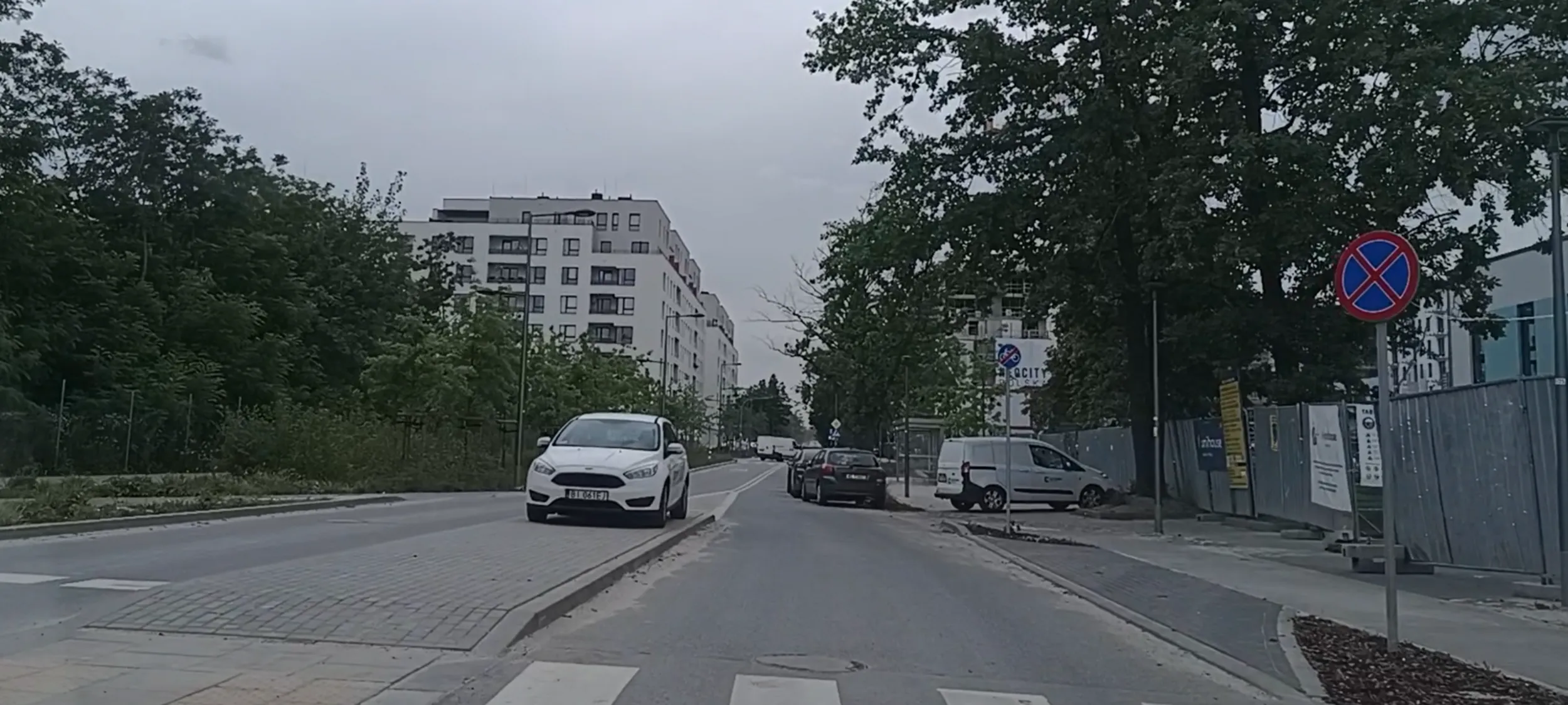 Ameba parkingowa stoi na ulicy z zakazem zatrzymywanie się i postoju B-36